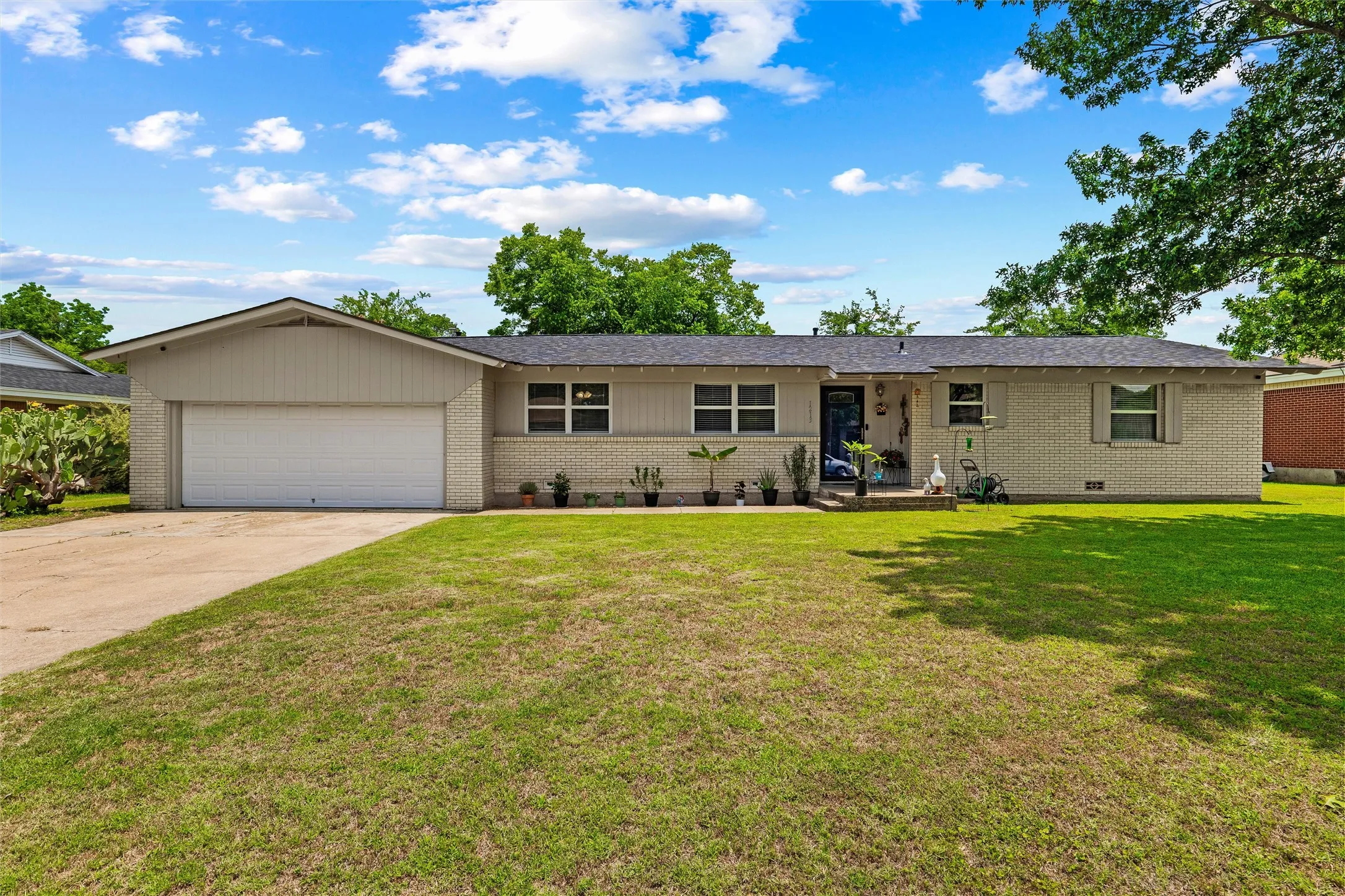 Single Family Residence For Sale in Tarrant County , 1213 Park Center Street, Benbrook, Texas 76126, 3 Bedroom, 2 Bathroom, 2 Garage spaces, 1,710 Sqft, built in 1951, mls#21289088, Real Estate Agent in Benbrook, Homes For Sale in Tarrant county, Homes For Sale in Benbrook, Realtor in Benbrook Texas, Real Estate Brokerage Independent Realty Texas, Luminita Cordes Realtor