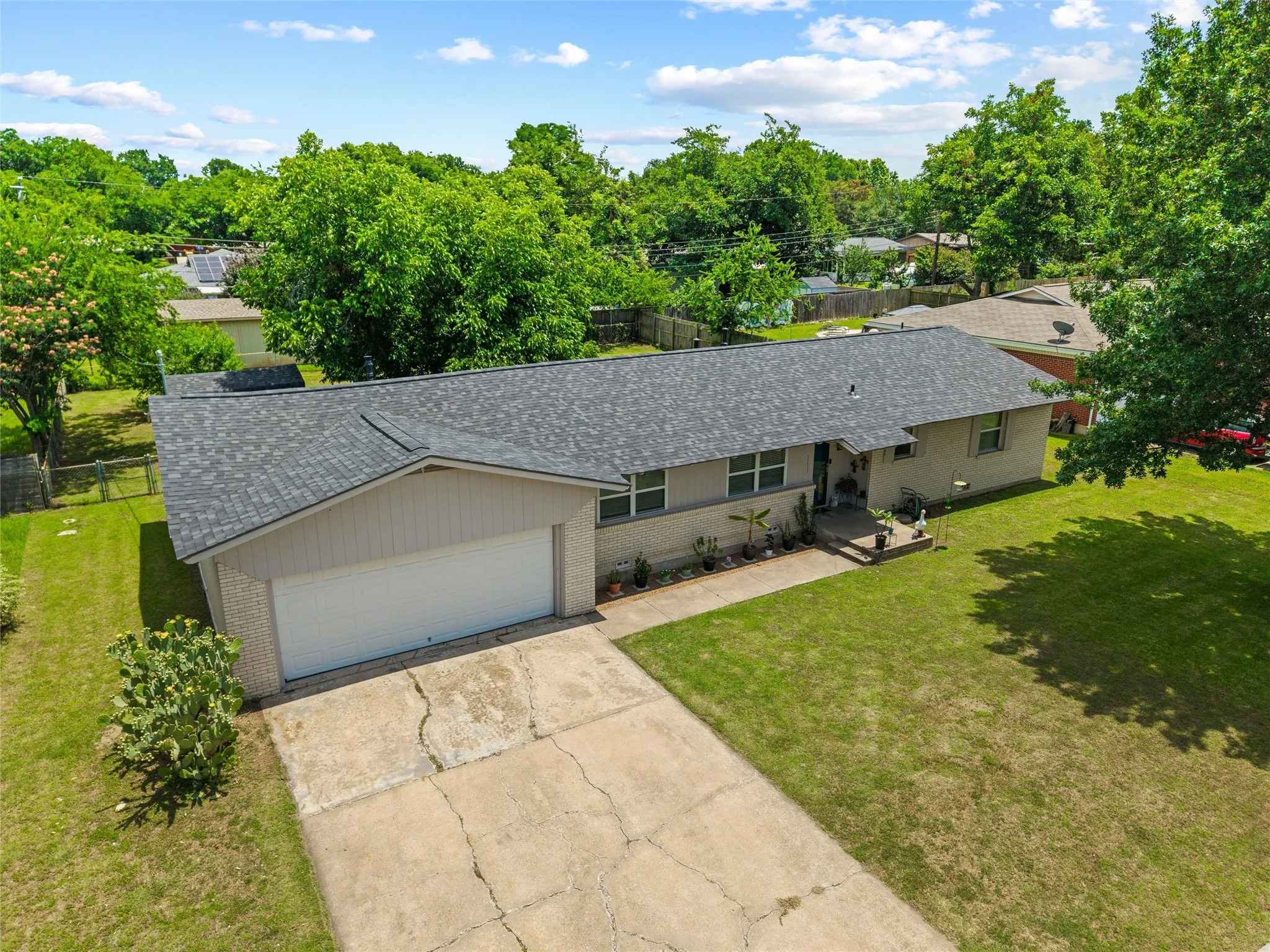 Single Family Residence For Sale in Tarrant County , 1213 Park Center Street, Benbrook, Texas 76126, 3 Bedroom, 2 Bathroom, 2 Garage spaces, 1,710 Sqft, built in 1951, mls#21289088, Real Estate Agent in Benbrook, Homes For Sale in Tarrant county, Homes For Sale in Benbrook, Realtor in Benbrook Texas, Real Estate Brokerage Independent Realty Texas, Luminita Cordes Realtor