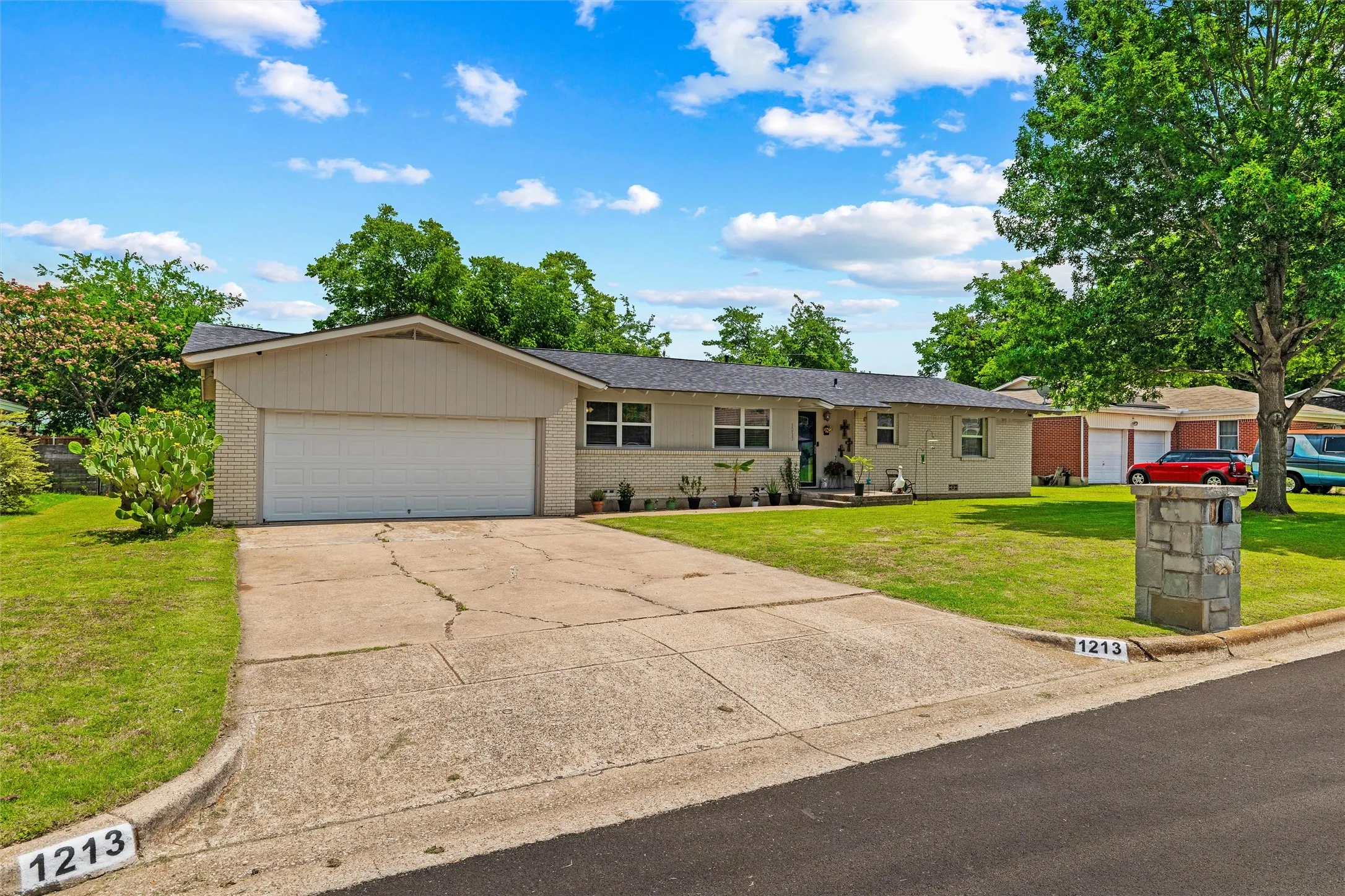 Single Family Residence For Sale in Tarrant County , 1213 Park Center Street, Benbrook, Texas 76126, 3 Bedroom, 2 Bathroom, 2 Garage spaces, 1,710 Sqft, built in 1951, mls#21289088, Real Estate Agent in Benbrook, Homes For Sale in Tarrant county, Homes For Sale in Benbrook, Realtor in Benbrook Texas, Real Estate Brokerage Independent Realty Texas, Luminita Cordes Realtor