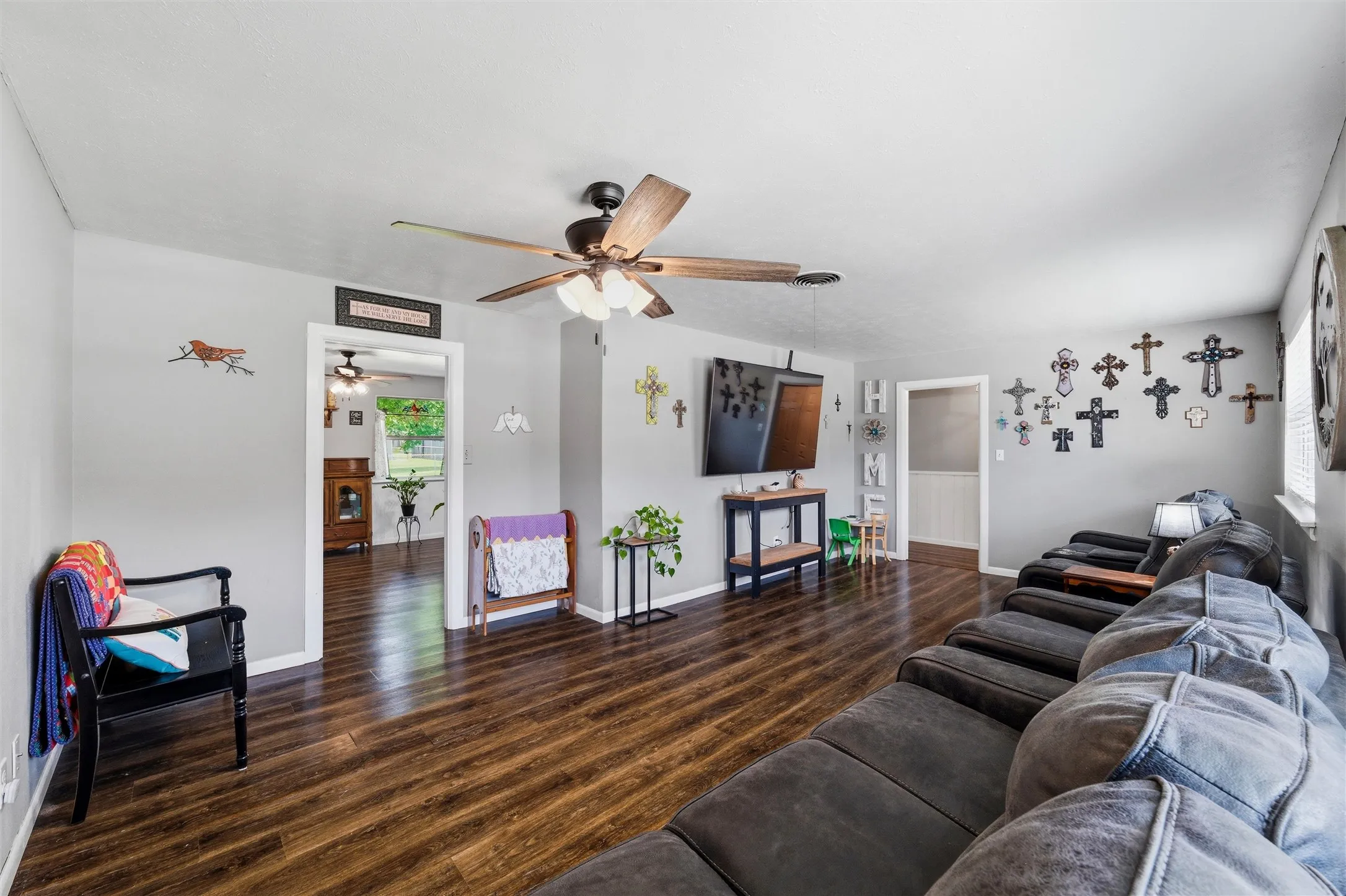 Single Family Residence For Sale in Tarrant County , 1213 Park Center Street, Benbrook, Texas 76126, 3 Bedroom, 2 Bathroom, 2 Garage spaces, 1,710 Sqft, built in 1951, mls#21289088, Real Estate Agent in Benbrook, Homes For Sale in Tarrant county, Homes For Sale in Benbrook, Realtor in Benbrook Texas, Real Estate Brokerage Independent Realty Texas, Luminita Cordes Realtor
