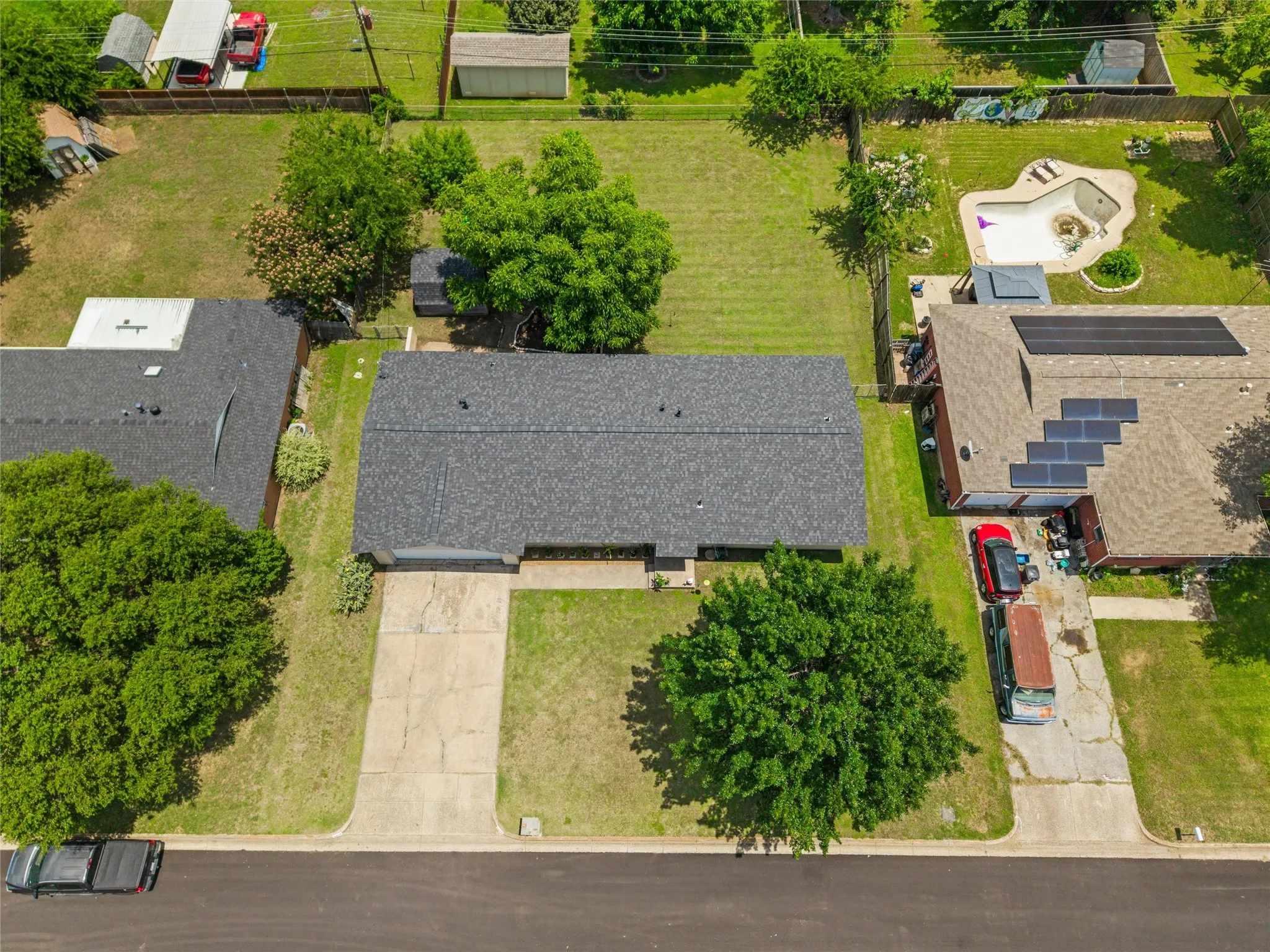 Single Family Residence For Sale in Tarrant County , 1213 Park Center Street, Benbrook, Texas 76126, 3 Bedroom, 2 Bathroom, 2 Garage spaces, 1,710 Sqft, built in 1951, mls#21289088, Real Estate Agent in Benbrook, Homes For Sale in Tarrant county, Homes For Sale in Benbrook, Realtor in Benbrook Texas, Real Estate Brokerage Independent Realty Texas, Luminita Cordes Realtor