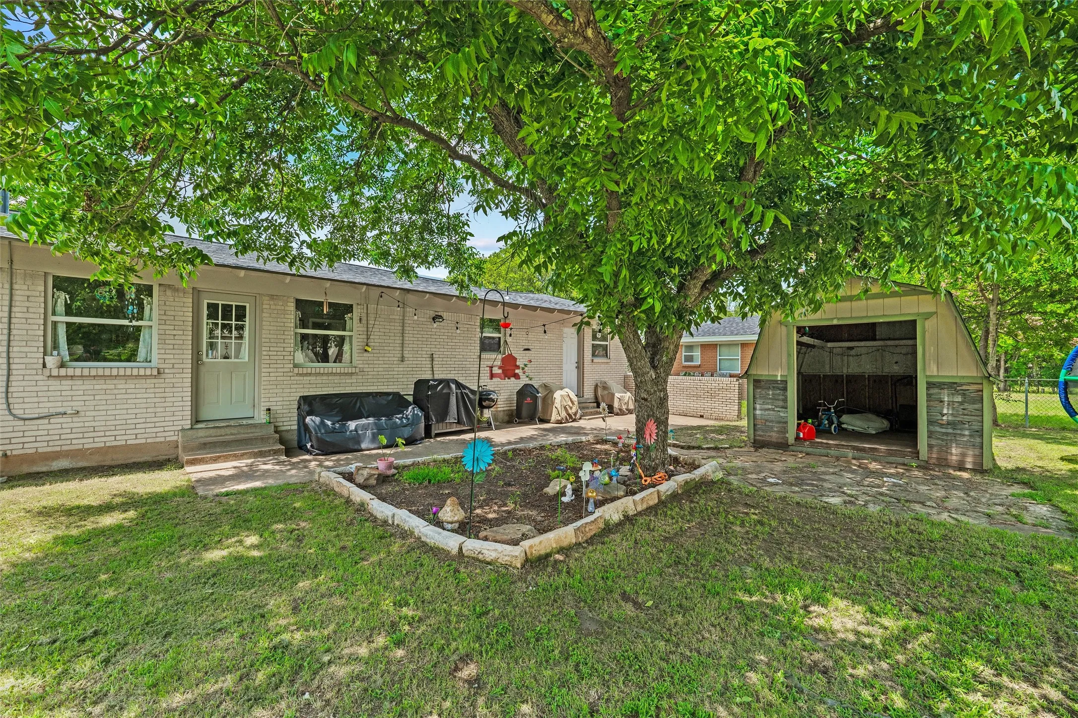 Single Family Residence For Sale in Tarrant County , 1213 Park Center Street, Benbrook, Texas 76126, 3 Bedroom, 2 Bathroom, 2 Garage spaces, 1,710 Sqft, built in 1951, mls#21289088, Real Estate Agent in Benbrook, Homes For Sale in Tarrant county, Homes For Sale in Benbrook, Realtor in Benbrook Texas, Real Estate Brokerage Independent Realty Texas, Luminita Cordes Realtor