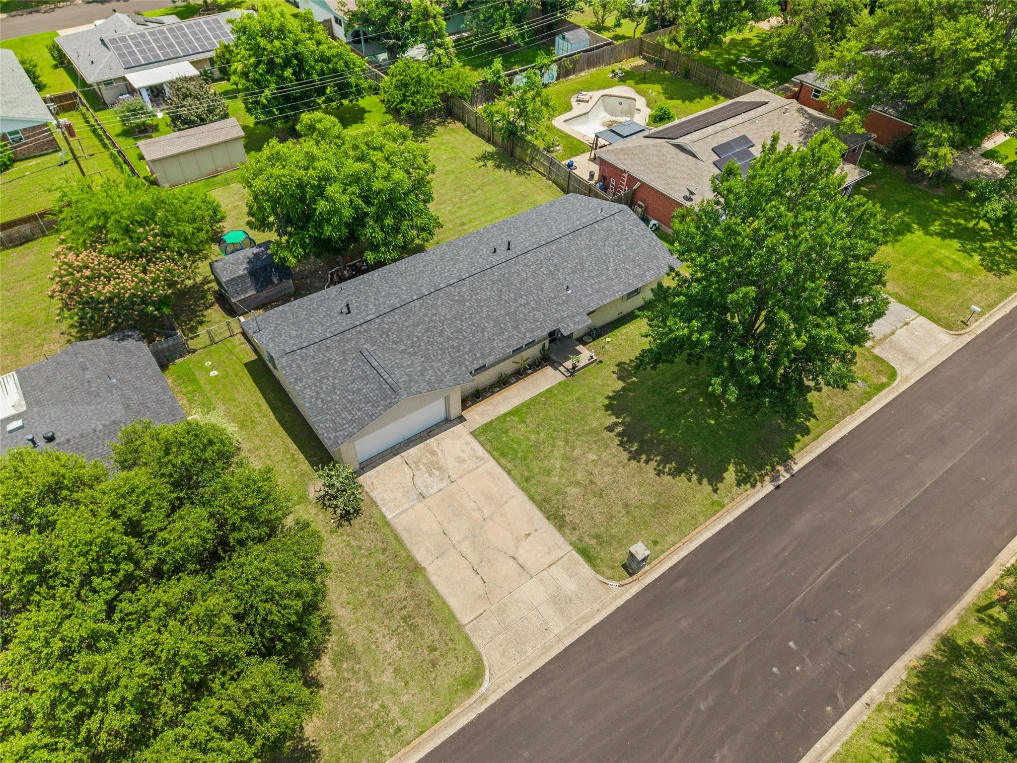 Single Family Residence For Sale in Tarrant County , 1213 Park Center Street, Benbrook, Texas 76126, 3 Bedroom, 2 Bathroom, 2 Garage spaces, 1,710 Sqft, built in 1951, mls#21289088, Real Estate Agent in Benbrook, Homes For Sale in Tarrant county, Homes For Sale in Benbrook, Realtor in Benbrook Texas, Real Estate Brokerage Independent Realty Texas, Luminita Cordes Realtor