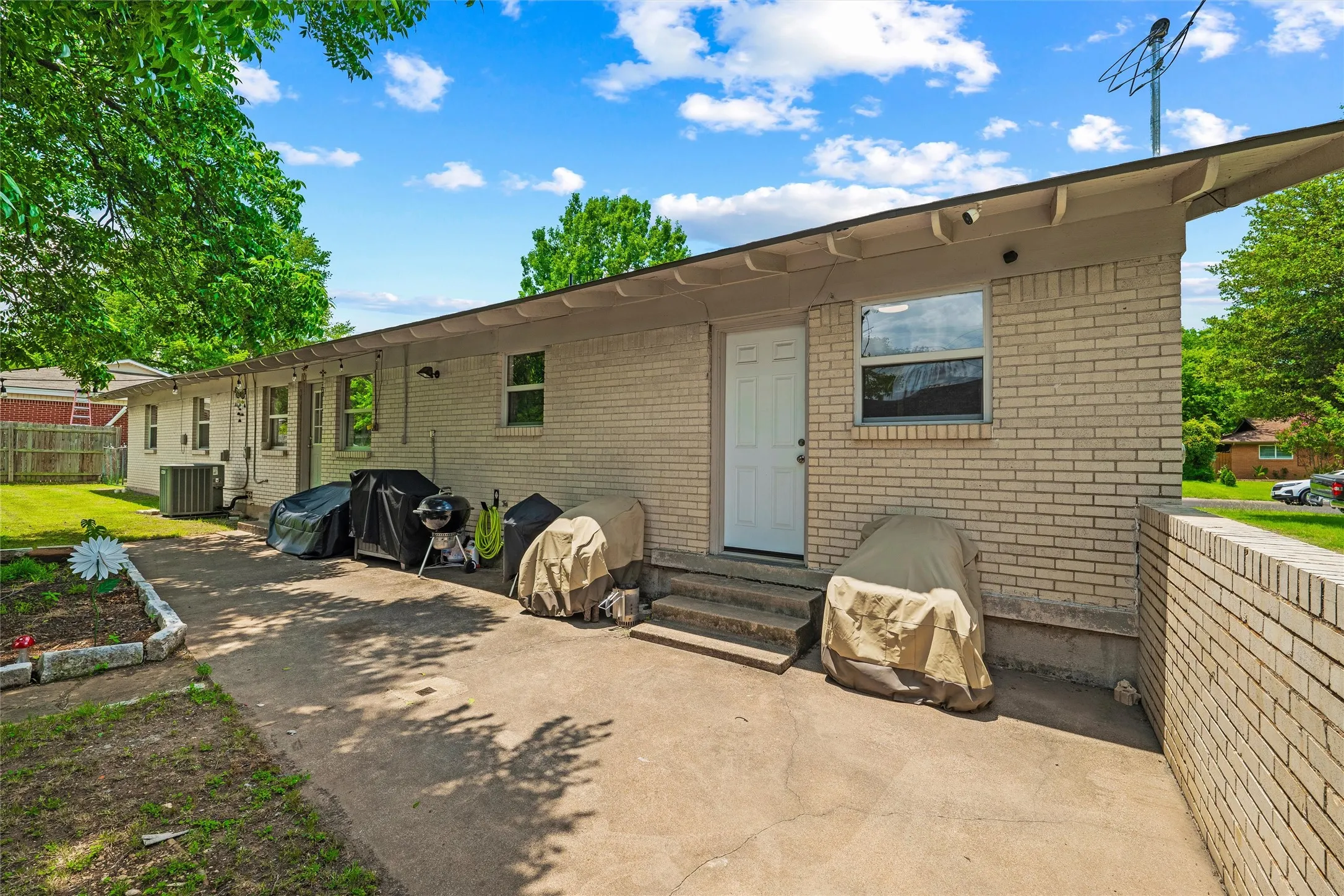 Single Family Residence For Sale in Tarrant County , 1213 Park Center Street, Benbrook, Texas 76126, 3 Bedroom, 2 Bathroom, 2 Garage spaces, 1,710 Sqft, built in 1951, mls#21289088, Real Estate Agent in Benbrook, Homes For Sale in Tarrant county, Homes For Sale in Benbrook, Realtor in Benbrook Texas, Real Estate Brokerage Independent Realty Texas, Luminita Cordes Realtor