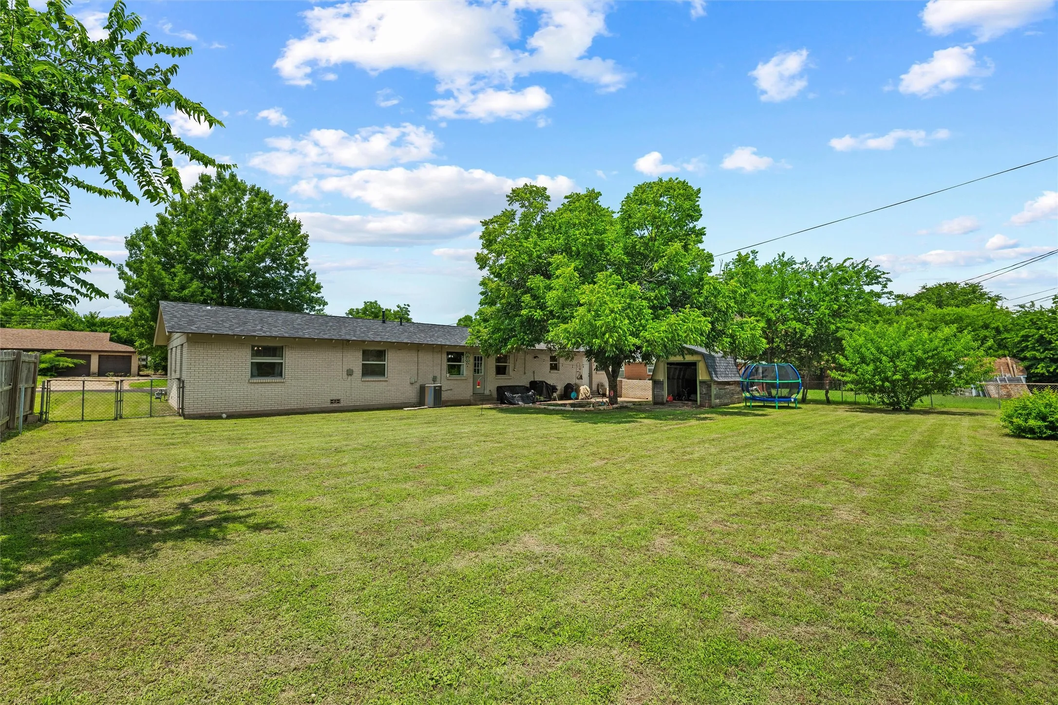 Single Family Residence For Sale in Tarrant County , 1213 Park Center Street, Benbrook, Texas 76126, 3 Bedroom, 2 Bathroom, 2 Garage spaces, 1,710 Sqft, built in 1951, mls#21289088, Real Estate Agent in Benbrook, Homes For Sale in Tarrant county, Homes For Sale in Benbrook, Realtor in Benbrook Texas, Real Estate Brokerage Independent Realty Texas, Luminita Cordes Realtor