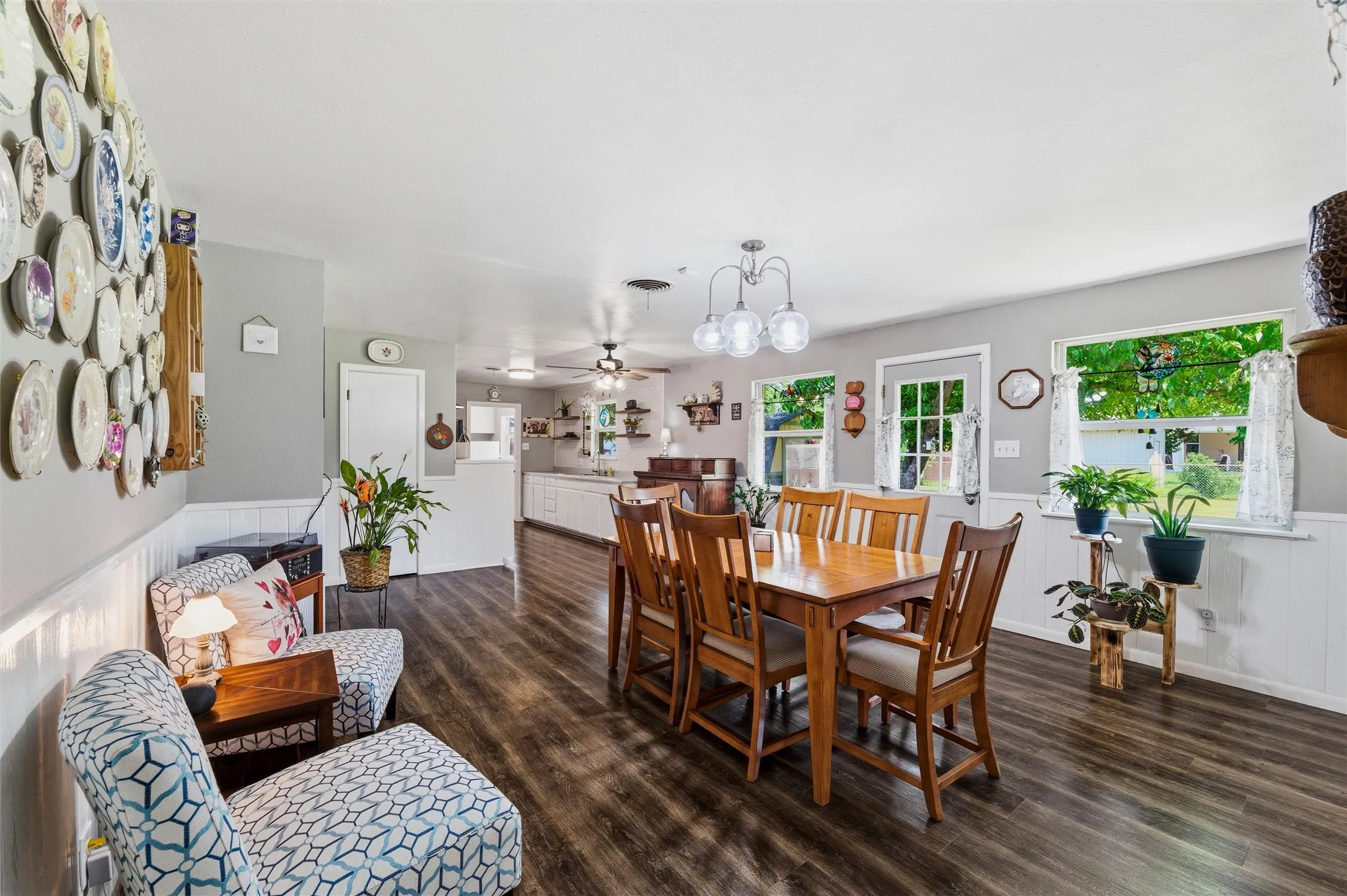 Single Family Residence For Sale in Tarrant County , 1213 Park Center Street, Benbrook, Texas 76126, 3 Bedroom, 2 Bathroom, 2 Garage spaces, 1,710 Sqft, built in 1951, mls#21289088, Real Estate Agent in Benbrook, Homes For Sale in Tarrant county, Homes For Sale in Benbrook, Realtor in Benbrook Texas, Real Estate Brokerage Independent Realty Texas, Luminita Cordes Realtor