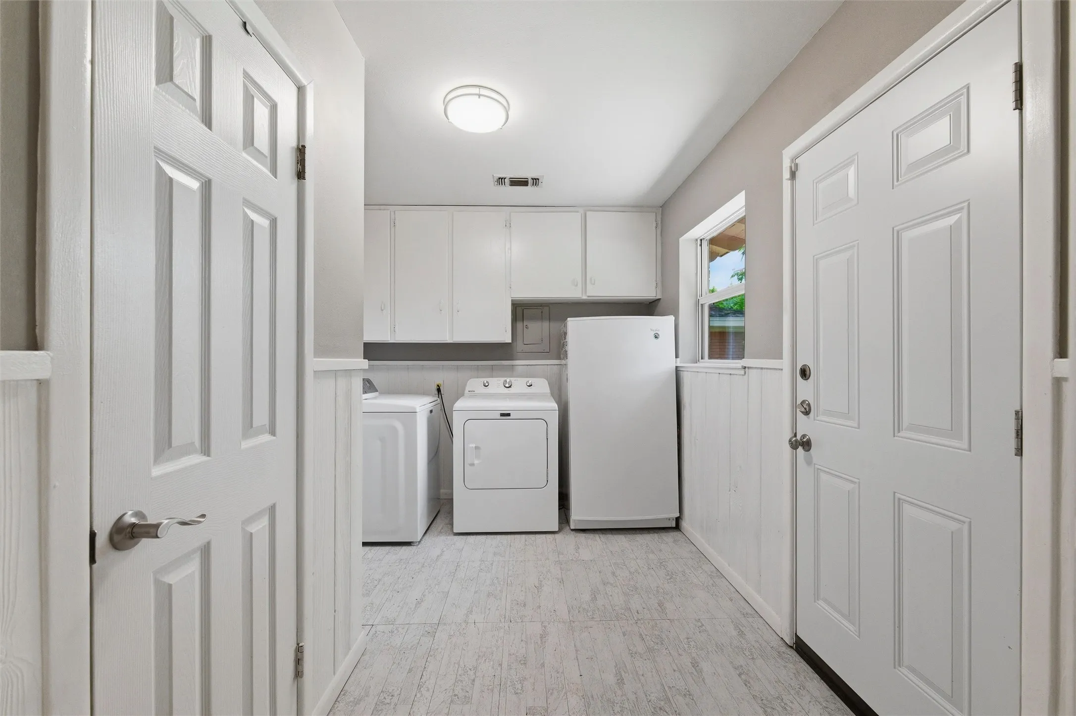 Single Family Residence For Sale in Tarrant County , 1213 Park Center Street, Benbrook, Texas 76126, 3 Bedroom, 2 Bathroom, 2 Garage spaces, 1,710 Sqft, built in 1951, mls#21289088, Real Estate Agent in Benbrook, Homes For Sale in Tarrant county, Homes For Sale in Benbrook, Realtor in Benbrook Texas, Real Estate Brokerage Independent Realty Texas, Luminita Cordes Realtor