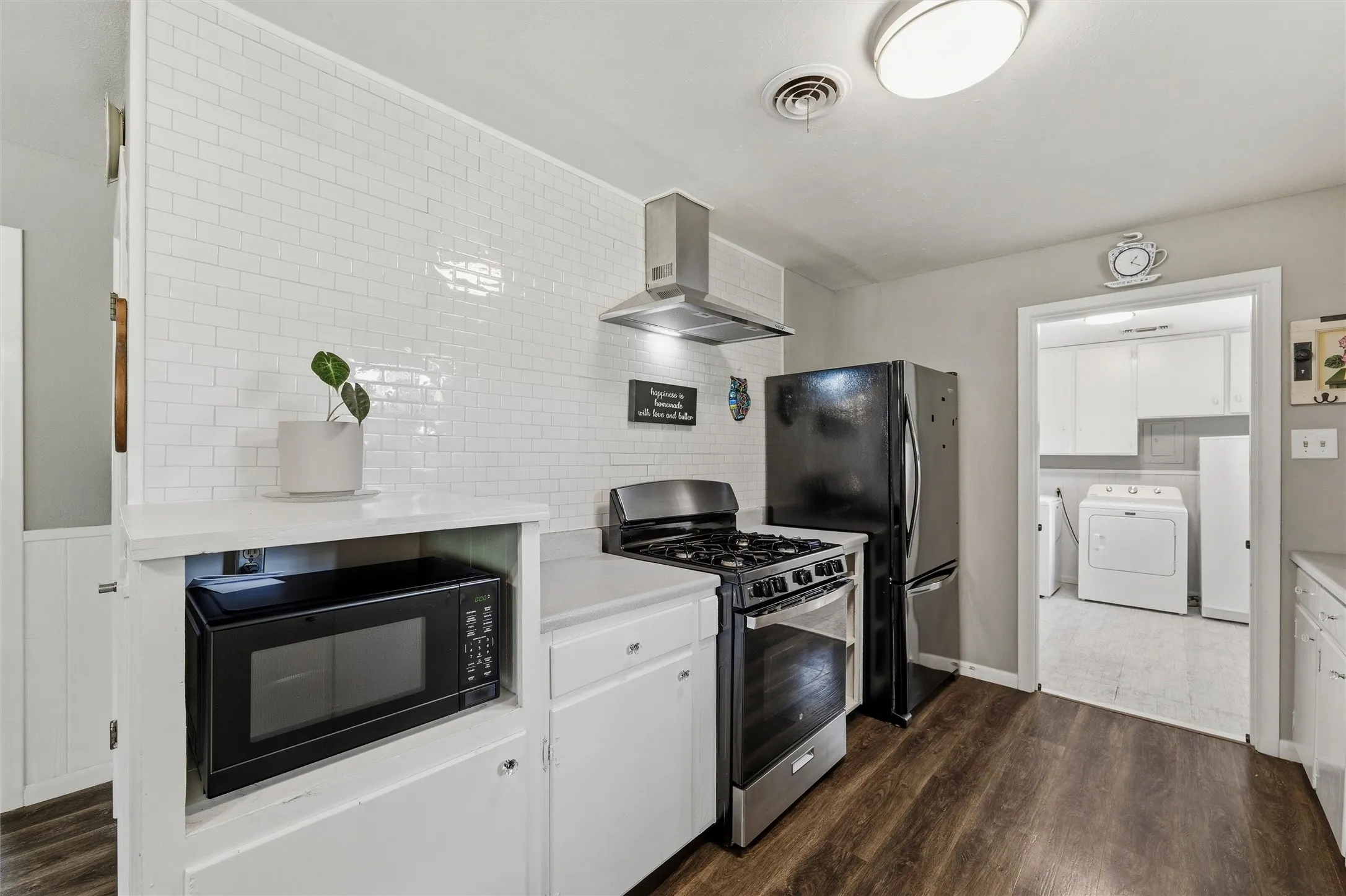 Single Family Residence For Sale in Tarrant County , 1213 Park Center Street, Benbrook, Texas 76126, 3 Bedroom, 2 Bathroom, 2 Garage spaces, 1,710 Sqft, built in 1951, mls#21289088, Real Estate Agent in Benbrook, Homes For Sale in Tarrant county, Homes For Sale in Benbrook, Realtor in Benbrook Texas, Real Estate Brokerage Independent Realty Texas, Luminita Cordes Realtor