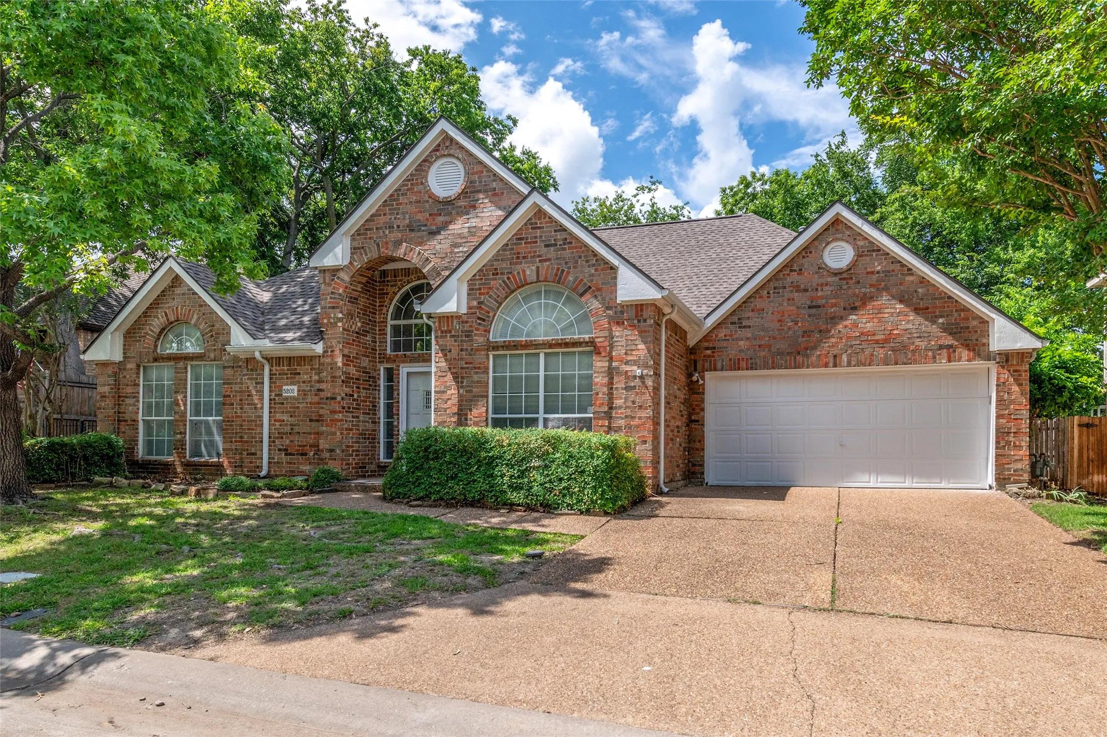 Single Family Residence For Sale in Collin County , 5202 Hawks Nest, Mc Kinney, Texas 75072, 3 Bedroom, 2 Bathroom, 2 Garage spaces, 1,796 Sqft, built in 1993, mls#21293124, Real Estate Agent in Mc Kinney, Homes For Sale in Collin county, Homes For Sale in Mc Kinney, Realtor in Mc Kinney Texas, Real Estate Brokerage Independent Realty Texas, Luminita Cordes Realtor