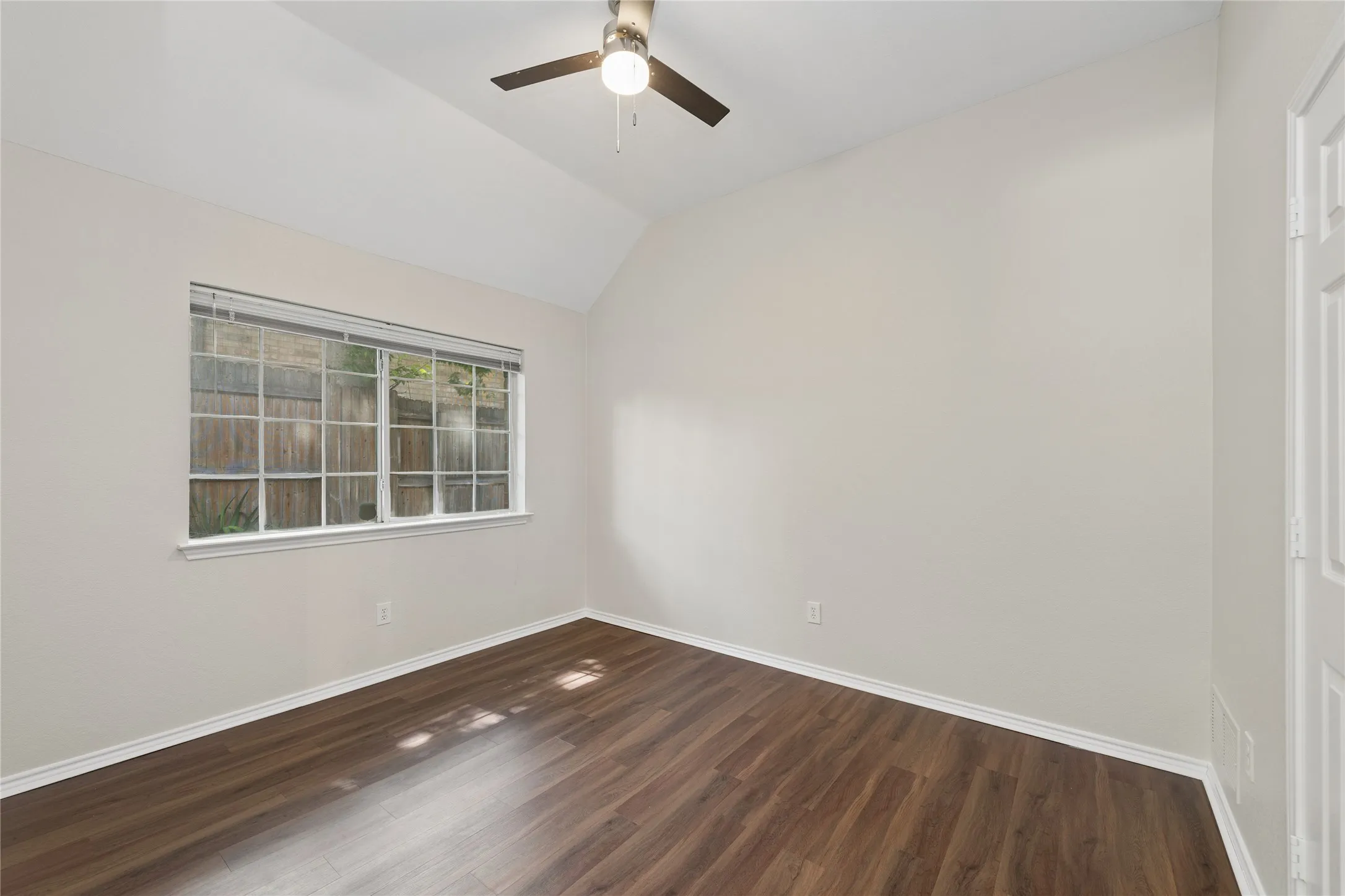Single Family Residence For Sale in Collin County , 5202 Hawks Nest, Mc Kinney, Texas 75072, 3 Bedroom, 2 Bathroom, 2 Garage spaces, 1,796 Sqft, built in 1993, mls#21293124, Real Estate Agent in Mc Kinney, Homes For Sale in Collin county, Homes For Sale in Mc Kinney, Realtor in Mc Kinney Texas, Real Estate Brokerage Independent Realty Texas, Luminita Cordes Realtor