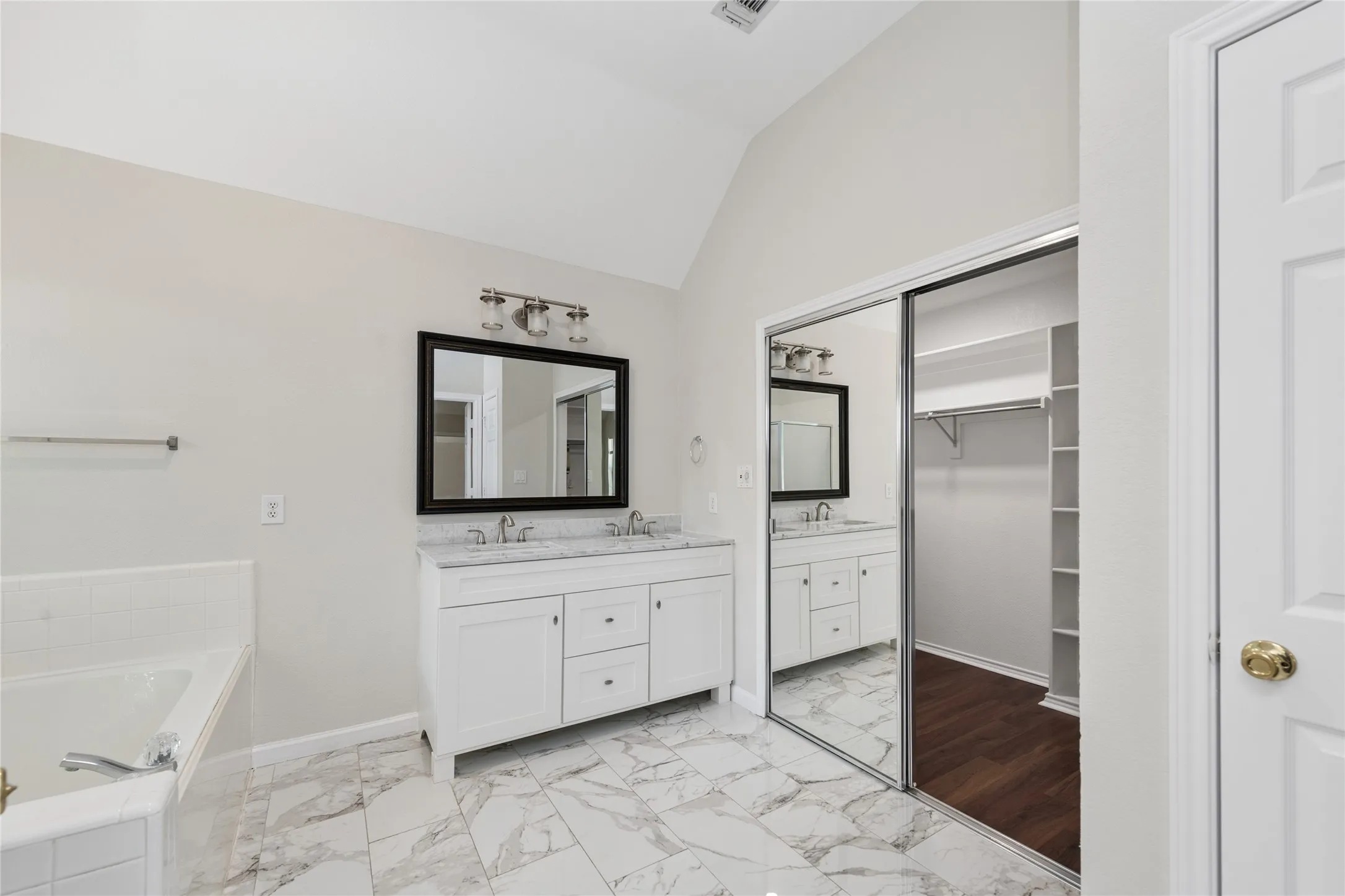 Single Family Residence For Sale in Collin County , 5202 Hawks Nest, Mc Kinney, Texas 75072, 3 Bedroom, 2 Bathroom, 2 Garage spaces, 1,796 Sqft, built in 1993, mls#21293124, Real Estate Agent in Mc Kinney, Homes For Sale in Collin county, Homes For Sale in Mc Kinney, Realtor in Mc Kinney Texas, Real Estate Brokerage Independent Realty Texas, Luminita Cordes Realtor