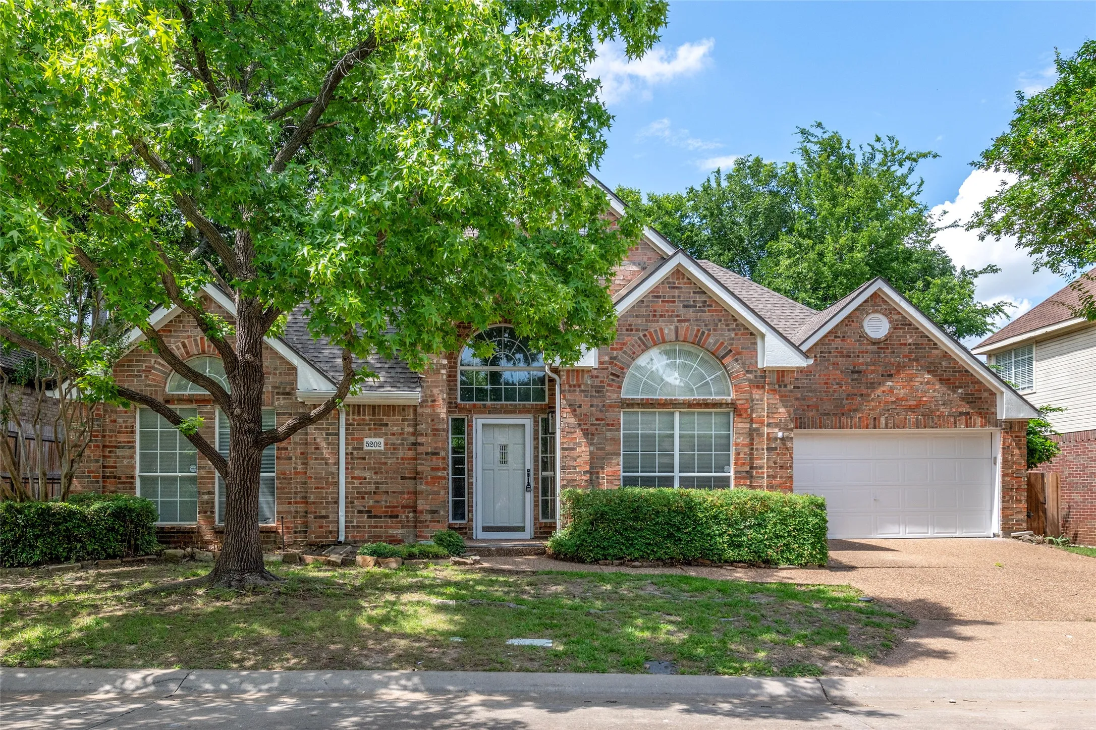 Single Family Residence For Sale in Collin County , 5202 Hawks Nest, Mc Kinney, Texas 75072, 3 Bedroom, 2 Bathroom, 2 Garage spaces, 1,796 Sqft, built in 1993, mls#21293124, Real Estate Agent in Mc Kinney, Homes For Sale in Collin county, Homes For Sale in Mc Kinney, Realtor in Mc Kinney Texas, Real Estate Brokerage Independent Realty Texas, Luminita Cordes Realtor