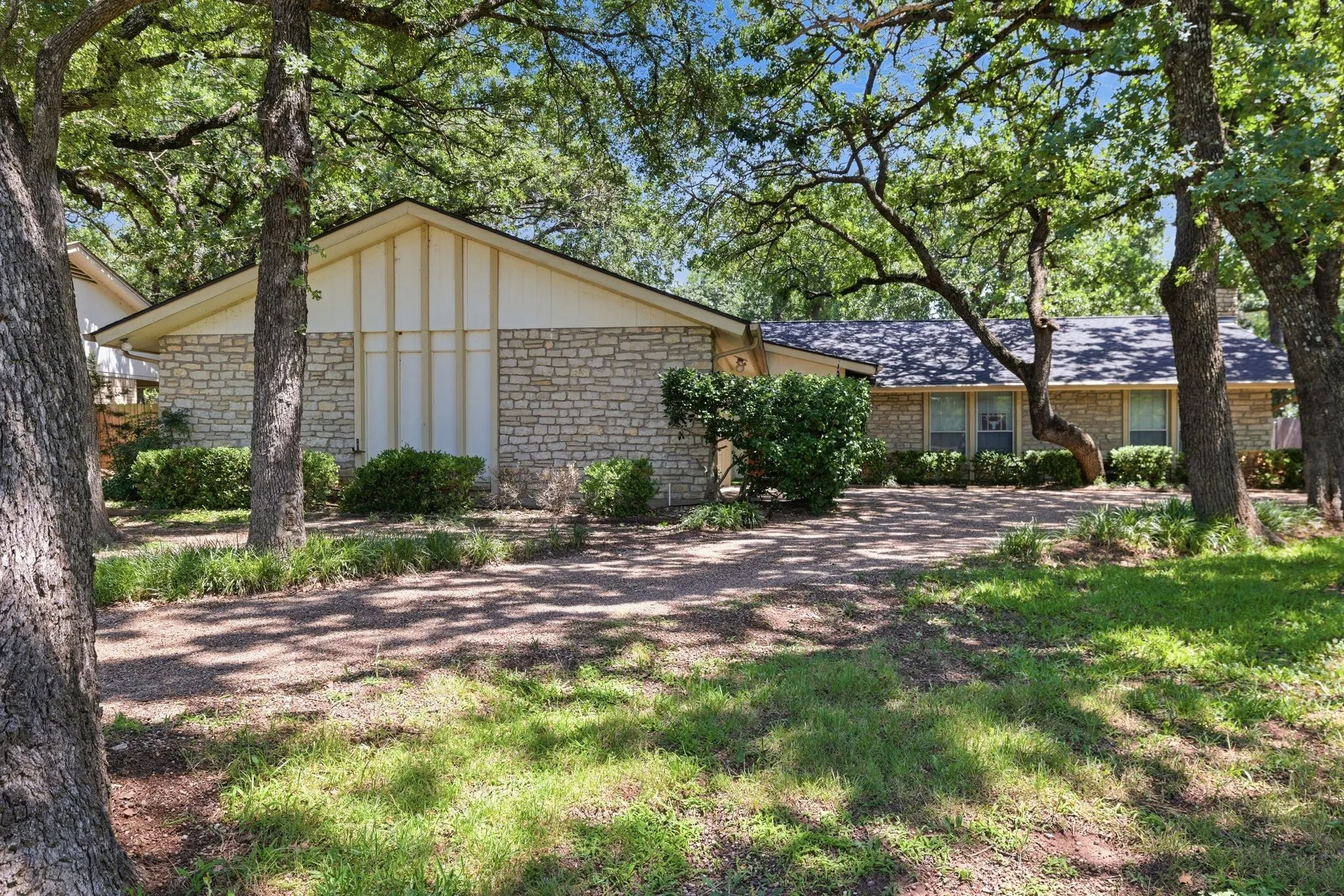 Single Family Residence For Sale in Hood County , 6309 Blackfoot Trail, De Cordova, Texas 76049, 3 Bedrooms, 2 Bathrooms, 2 Garage spaces, 1,863 Sqft, built in 1978, Price $329,900, mls#21293401, Real Estate Agent in De Cordova, Homes For Sale in Hood county, Homes For Sale in De Cordova, Realtor in De Cordova Texas, Real Estate Brokerage Independent Realty Texas, Luminita Cordes Realtor