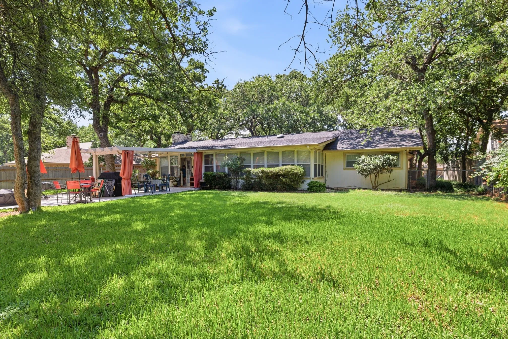 Single Family Residence For Sale in Hood County , 6309 Blackfoot Trail, De Cordova, Texas 76049, 3 Bedrooms, 2 Bathrooms, 2 Garage spaces, 1,863 Sqft, built in 1978, Price $329,900, mls#21293401, Real Estate Agent in De Cordova, Homes For Sale in Hood county, Homes For Sale in De Cordova, Realtor in De Cordova Texas, Real Estate Brokerage Independent Realty Texas, Luminita Cordes Realtor