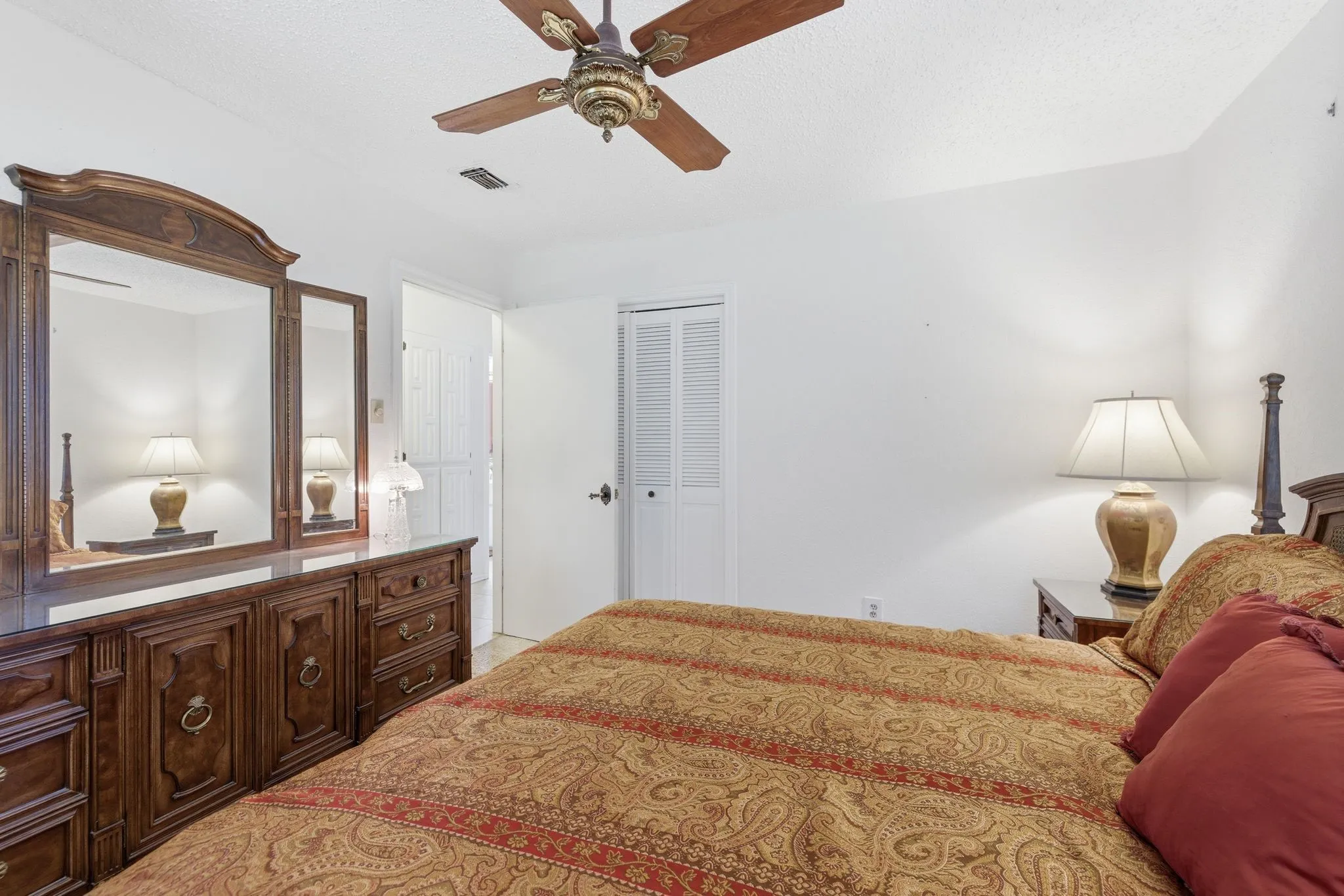 Single Family Residence For Sale in Hood County , 6309 Blackfoot Trail, De Cordova, Texas 76049, 3 Bedrooms, 2 Bathrooms, 2 Garage spaces, 1,863 Sqft, built in 1978, Price $329,900, mls#21293401, Real Estate Agent in De Cordova, Homes For Sale in Hood county, Homes For Sale in De Cordova, Realtor in De Cordova Texas, Real Estate Brokerage Independent Realty Texas, Luminita Cordes Realtor