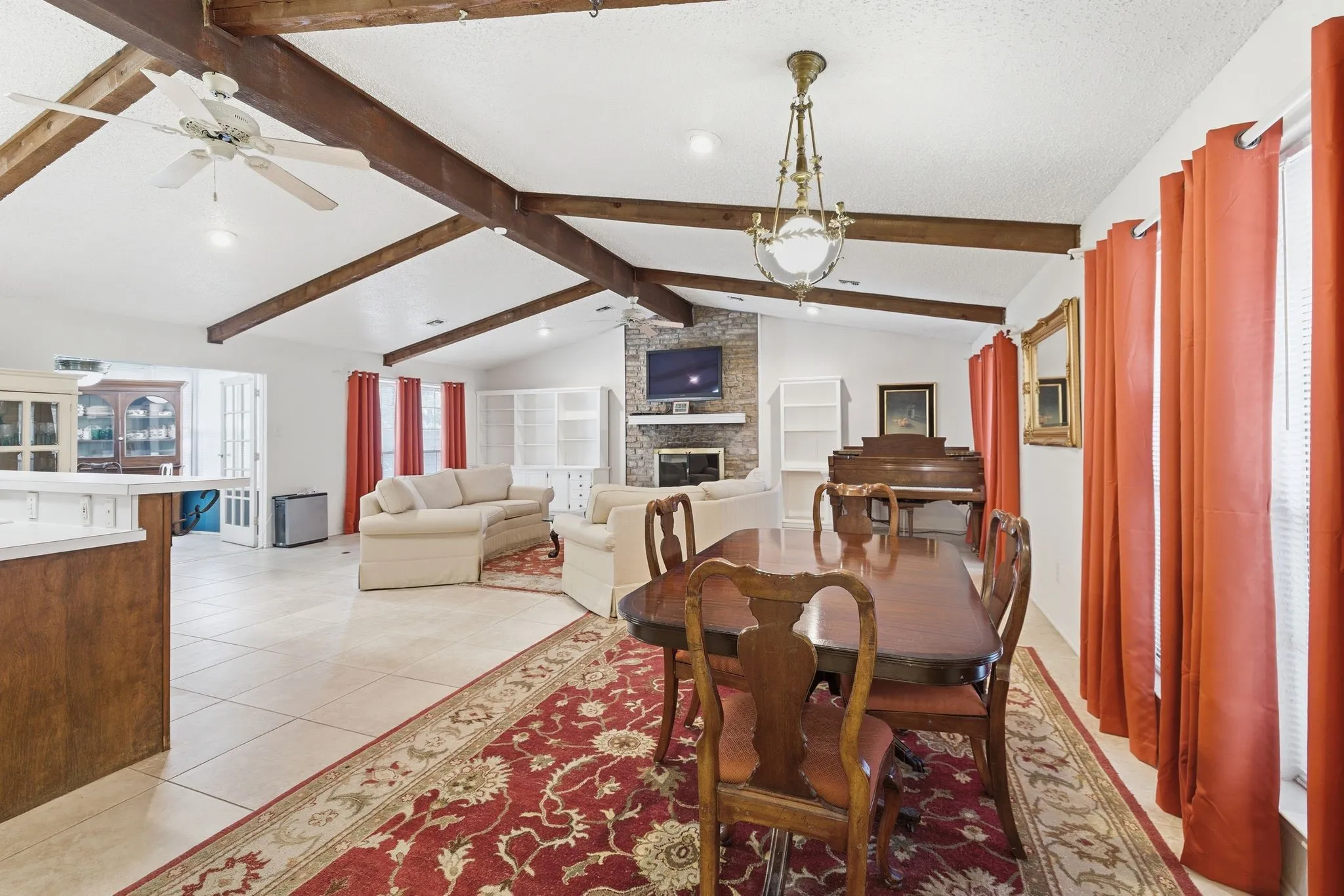 Single Family Residence For Sale in Hood County , 6309 Blackfoot Trail, De Cordova, Texas 76049, 3 Bedrooms, 2 Bathrooms, 2 Garage spaces, 1,863 Sqft, built in 1978, Price $329,900, mls#21293401, Real Estate Agent in De Cordova, Homes For Sale in Hood county, Homes For Sale in De Cordova, Realtor in De Cordova Texas, Real Estate Brokerage Independent Realty Texas, Luminita Cordes Realtor