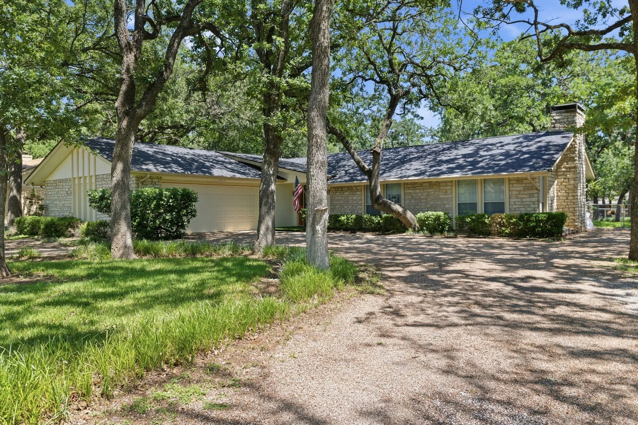 Single Family Residence For Sale in Hood County , 6309 Blackfoot Trail, De Cordova, Texas 76049, 3 Bedrooms, 2 Bathrooms, 2 Garage spaces, 1,863 Sqft, built in 1978, Price $329,900, mls#21293401, Real Estate Agent in De Cordova, Homes For Sale in Hood county, Homes For Sale in De Cordova, Realtor in De Cordova Texas, Real Estate Brokerage Independent Realty Texas, Luminita Cordes Realtor
