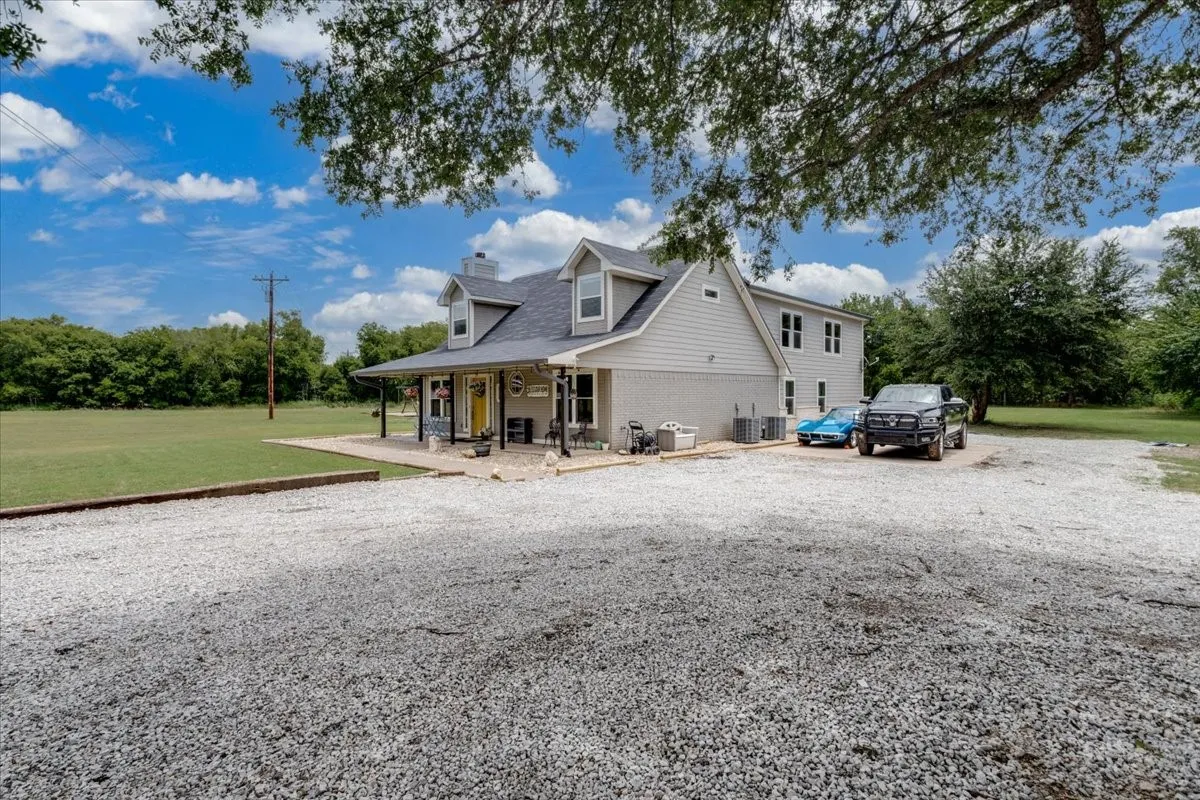 Single Family Residence For Sale in Ellis County , 521 Bakers Branch Road, Waxahachie, Texas 75167, 5 Bedroom, 4 Bathroom, Garage spaces, 3,550 Sqft, built in 2017, mls#21293722, Real Estate Agent in Waxahachie, Homes For Sale in Ellis county, Homes For Sale in Waxahachie, Realtor in Waxahachie Texas, Real Estate Brokerage Independent Realty Texas, Luminita Cordes Realtor