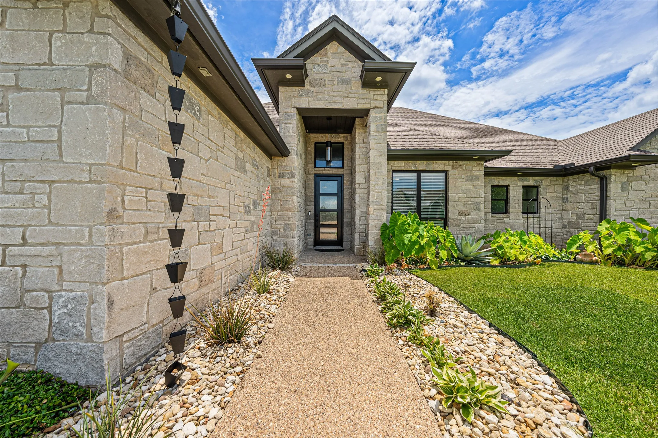 Single Family Residence For Sale in Mc Lennan County , 104 Chalet Lane, Waco, Texas 76712, 4 Bedroom, 4 Bathroom, 3 Garage spaces, 3,053 Sqft, built in 2018, Price $1,200,000, mls#21293685, Real Estate Agent in Waco, Homes For Sale in Mc Lennan county, Homes For Sale in Waco, Realtor in Waco Texas, Real Estate Brokerage Independent Realty Texas, Luminita Cordes Realtor