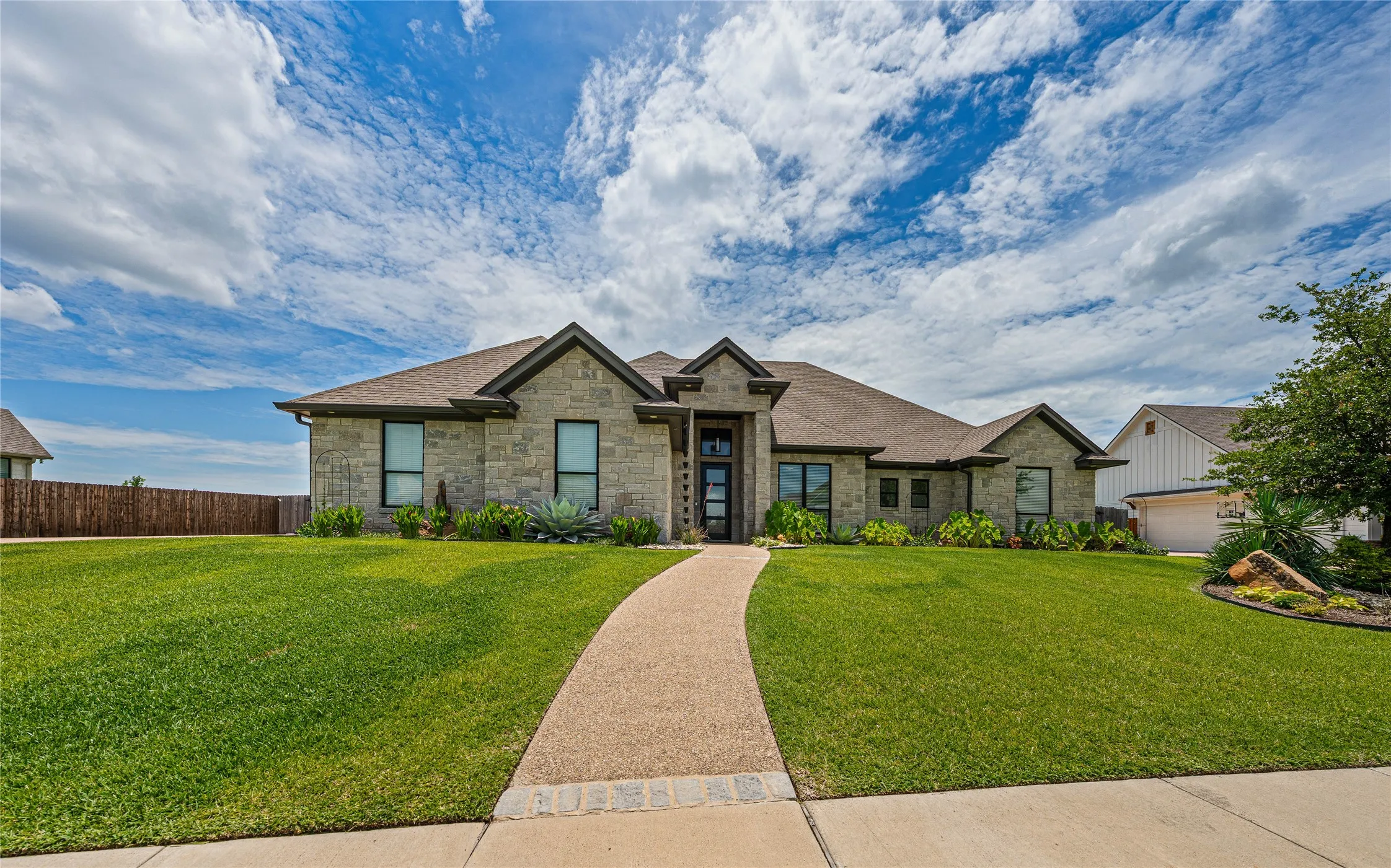 Single Family Residence For Sale in Mc Lennan County , 104 Chalet Lane, Waco, Texas 76712, 4 Bedroom, 4 Bathroom, 3 Garage spaces, 3,053 Sqft, built in 2018, Price $1,200,000, mls#21293685, Real Estate Agent in Waco, Homes For Sale in Mc Lennan county, Homes For Sale in Waco, Realtor in Waco Texas, Real Estate Brokerage Independent Realty Texas, Luminita Cordes Realtor
