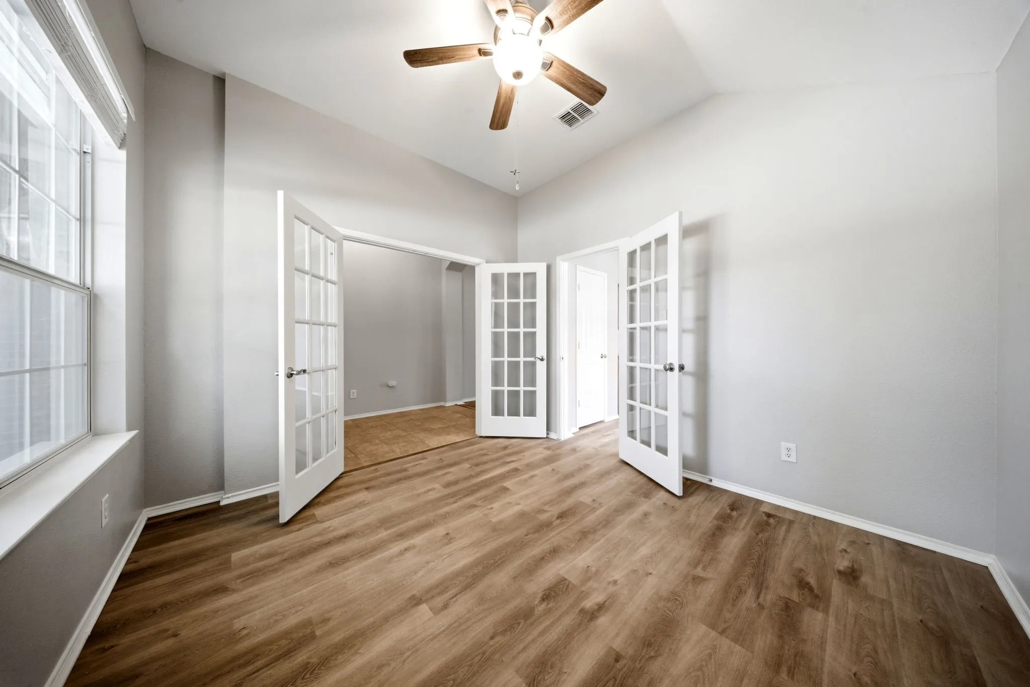 Single Family Residence For Sale in Kaufman County , 1018 Kimbro Drive, Forney, Texas 75126, 4 Bedroom, 2 Bathroom, 2 Garage spaces, 1,828 Sqft, built in 2005, mls#21291071, Real Estate Agent in Forney, Homes For Sale in Kaufman county, Homes For Sale in Forney, Realtor in Forney Texas, Real Estate Brokerage Independent Realty Texas, Luminita Cordes Realtor
