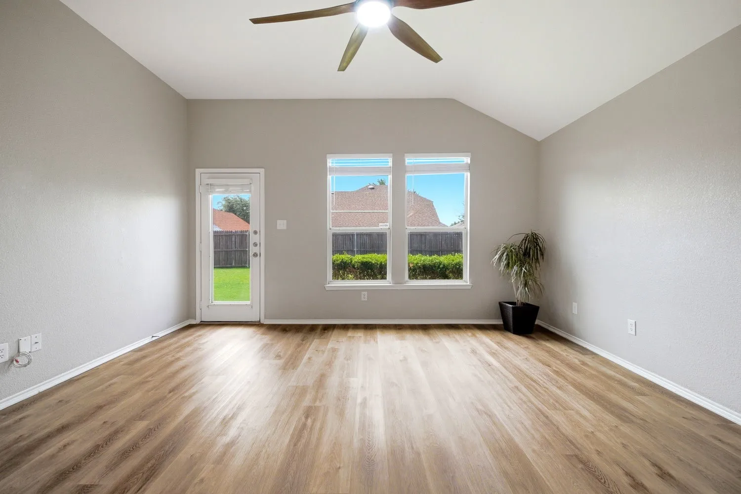 Single Family Residence For Sale in Kaufman County , 1018 Kimbro Drive, Forney, Texas 75126, 4 Bedroom, 2 Bathroom, 2 Garage spaces, 1,828 Sqft, built in 2005, mls#21291071, Real Estate Agent in Forney, Homes For Sale in Kaufman county, Homes For Sale in Forney, Realtor in Forney Texas, Real Estate Brokerage Independent Realty Texas, Luminita Cordes Realtor