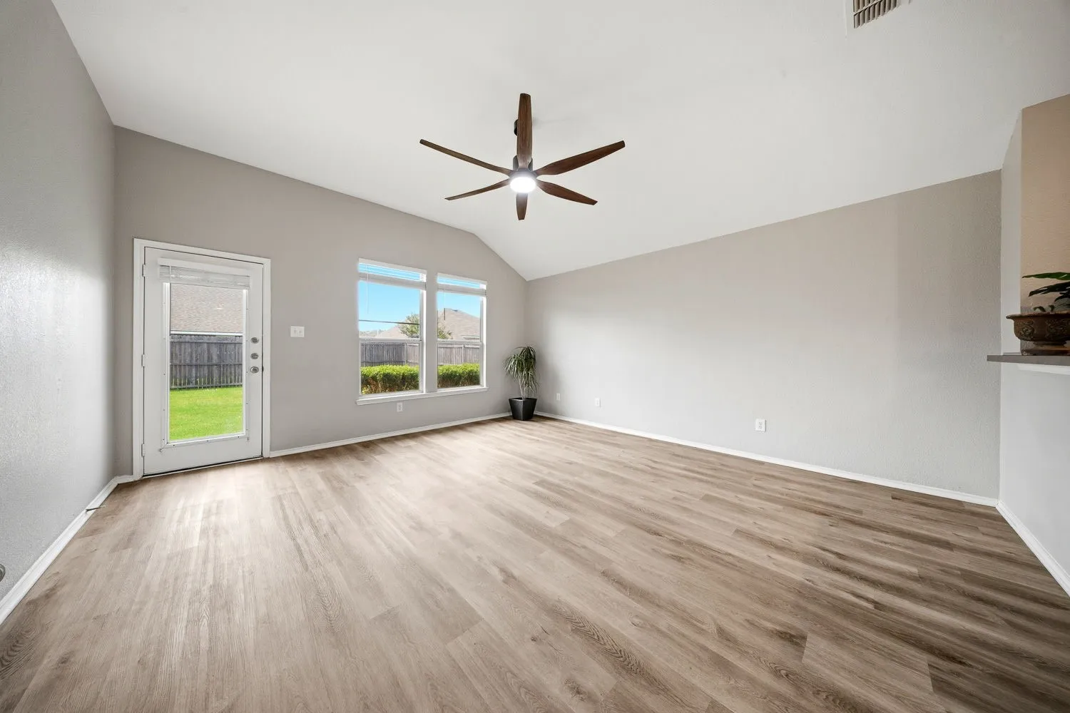 Single Family Residence For Sale in Kaufman County , 1018 Kimbro Drive, Forney, Texas 75126, 4 Bedroom, 2 Bathroom, 2 Garage spaces, 1,828 Sqft, built in 2005, mls#21291071, Real Estate Agent in Forney, Homes For Sale in Kaufman county, Homes For Sale in Forney, Realtor in Forney Texas, Real Estate Brokerage Independent Realty Texas, Luminita Cordes Realtor