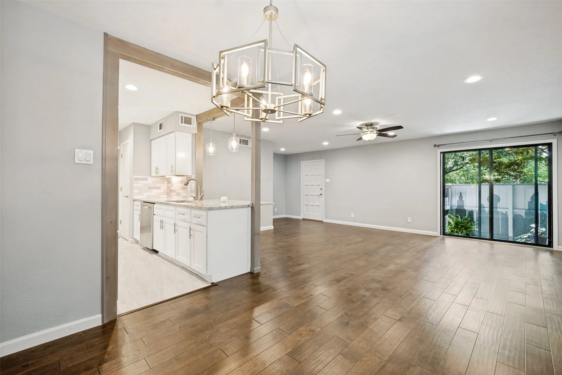 Condominium For Sale in Dallas County , 4933 Skillman Street 149, Dallas, Texas 75206, 2 Bedroom, 2 Bathroom, Garage spaces, 1,146 Sqft, built in 1970, mls#21293288, Real Estate Agent in Dallas, Homes For Sale in Dallas county, Homes For Sale in Dallas, Realtor in Dallas Texas, Real Estate Brokerage Independent Realty Texas, Luminita Cordes Realtor