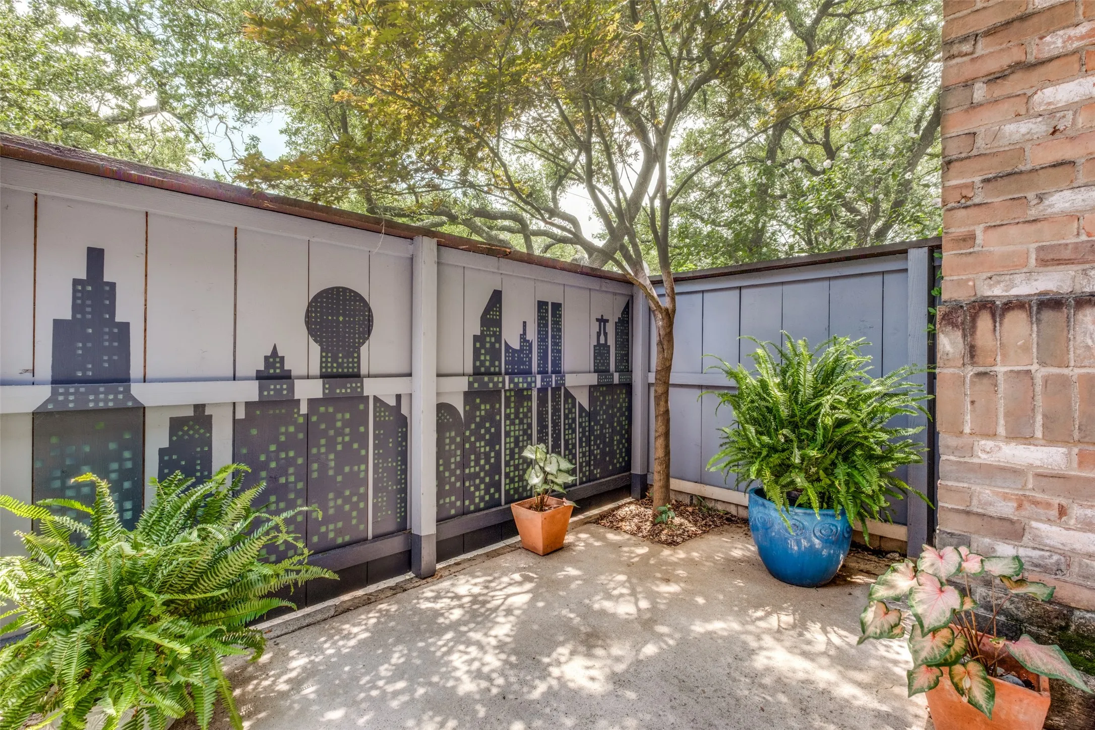 Privat patio with custom painted Dallas Skyline Cityscape mural !
