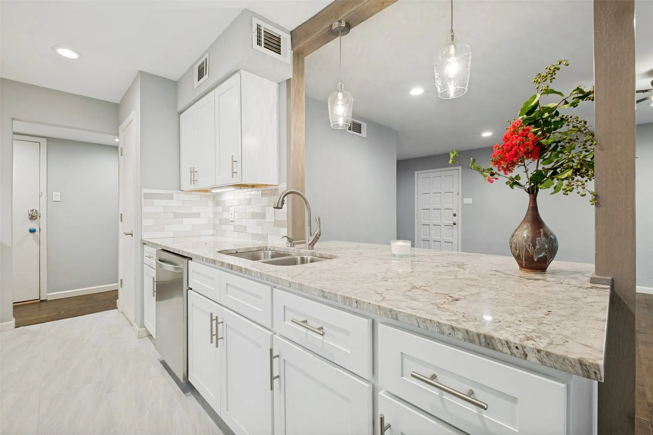 Condominium For Sale in Dallas County , 4933 Skillman Street 149, Dallas, Texas 75206, 2 Bedroom, 2 Bathroom, Garage spaces, 1,146 Sqft, built in 1970, mls#21293288, Real Estate Agent in Dallas, Homes For Sale in Dallas county, Homes For Sale in Dallas, Realtor in Dallas Texas, Real Estate Brokerage Independent Realty Texas, Luminita Cordes Realtor