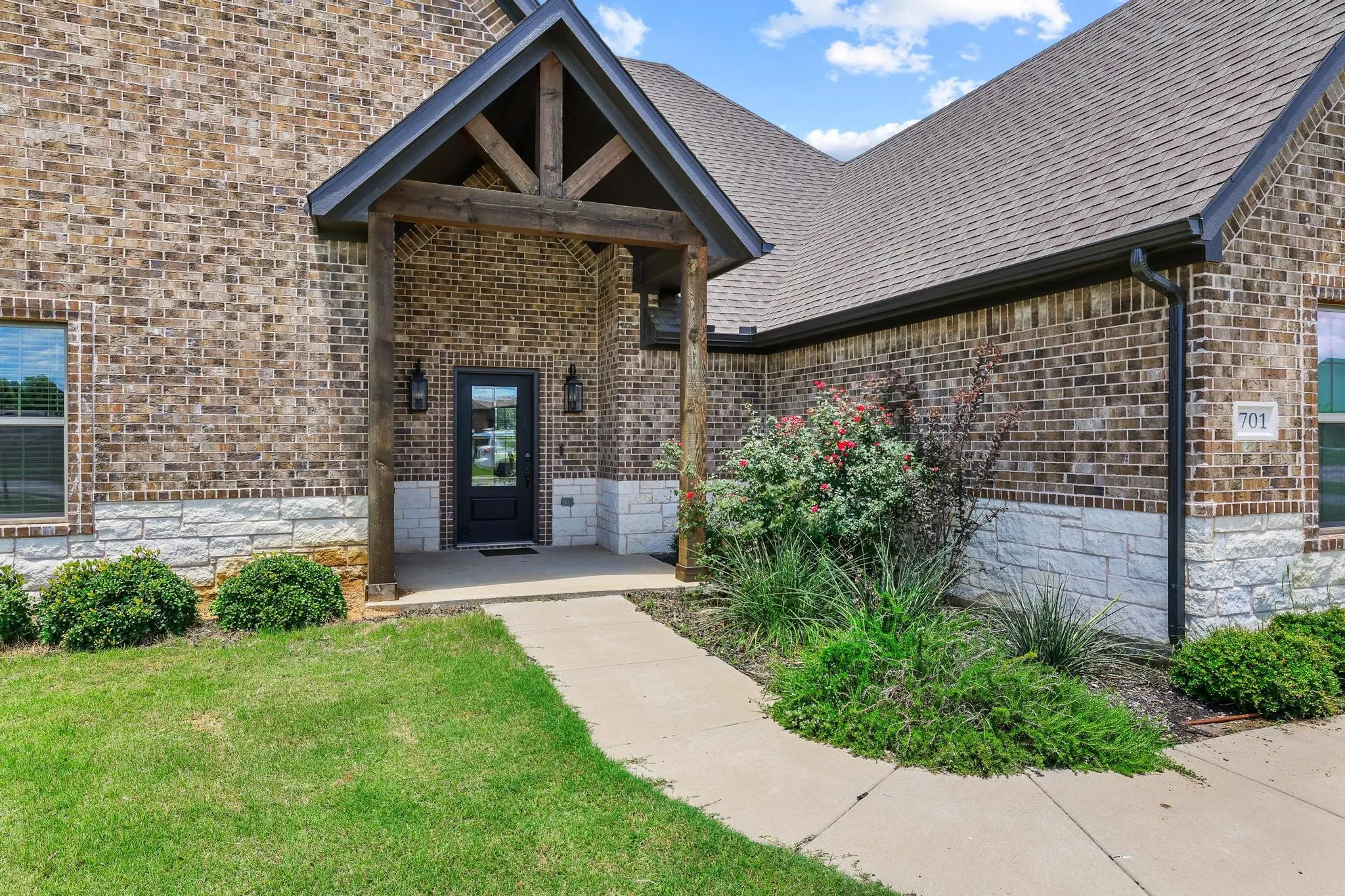 Single Family Residence For Sale in Grayson County , 701 Georgia Boulevard, Collinsville, Texas 76233, 4 Bedroom, 3 Bathroom, 2 Garage spaces, 2,634 Sqft, built in 2023, mls#21293737, Real Estate Agent in Collinsville, Homes For Sale in Grayson county, Homes For Sale in Collinsville, Realtor in Collinsville Texas, Real Estate Brokerage Independent Realty Texas, Luminita Cordes Realtor