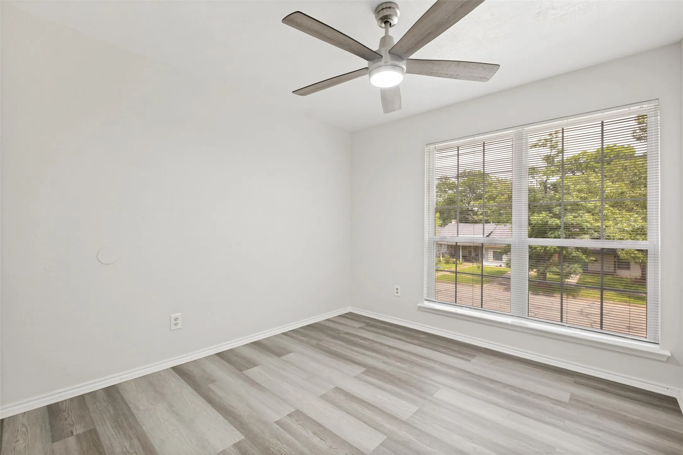 Single Family Residence For Sale in Dallas County , 709 N Madison Avenue, Dallas, Texas 75208, 3 Bedroom, 2 Bathroom, 1 Garage spaces, 1,289 Sqft, built in 1983, mls#21293720, Real Estate Agent in Dallas, Homes For Sale in Dallas county, Homes For Sale in Dallas, Realtor in Dallas Texas, Real Estate Brokerage Independent Realty Texas, Luminita Cordes Realtor