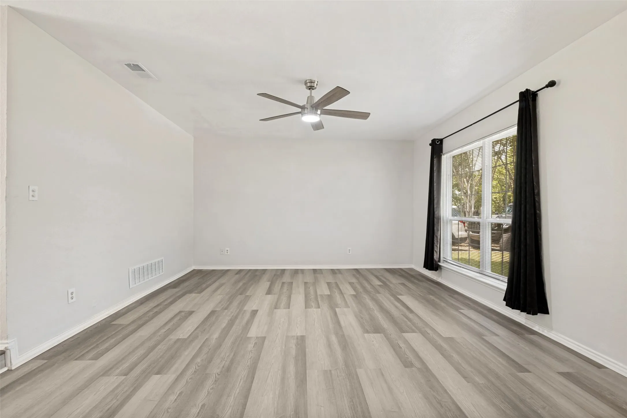 Single Family Residence For Sale in Dallas County , 709 N Madison Avenue, Dallas, Texas 75208, 3 Bedroom, 2 Bathroom, 1 Garage spaces, 1,289 Sqft, built in 1983, mls#21293720, Real Estate Agent in Dallas, Homes For Sale in Dallas county, Homes For Sale in Dallas, Realtor in Dallas Texas, Real Estate Brokerage Independent Realty Texas, Luminita Cordes Realtor