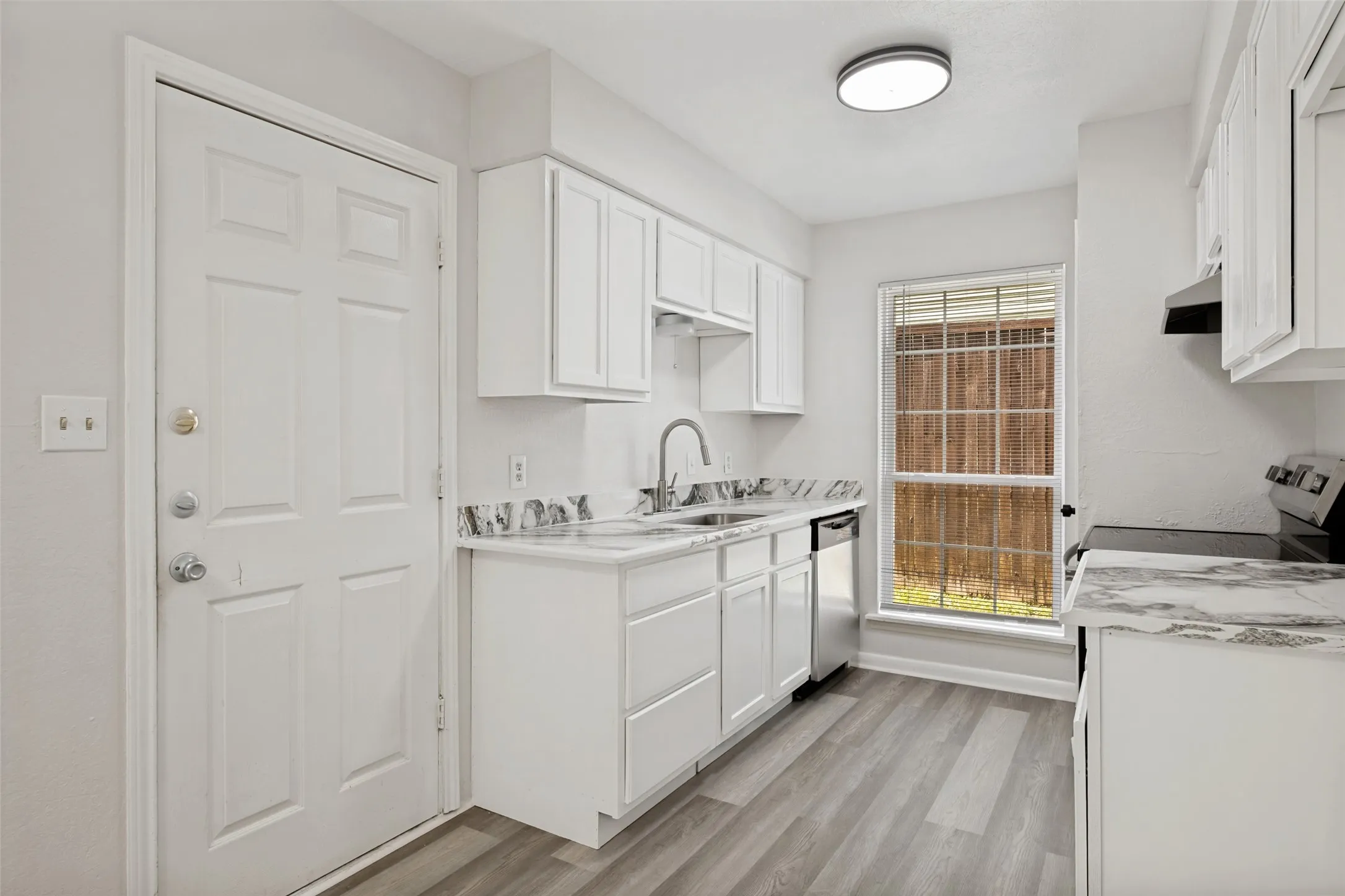 Single Family Residence For Sale in Dallas County , 709 N Madison Avenue, Dallas, Texas 75208, 3 Bedroom, 2 Bathroom, 1 Garage spaces, 1,289 Sqft, built in 1983, mls#21293720, Real Estate Agent in Dallas, Homes For Sale in Dallas county, Homes For Sale in Dallas, Realtor in Dallas Texas, Real Estate Brokerage Independent Realty Texas, Luminita Cordes Realtor