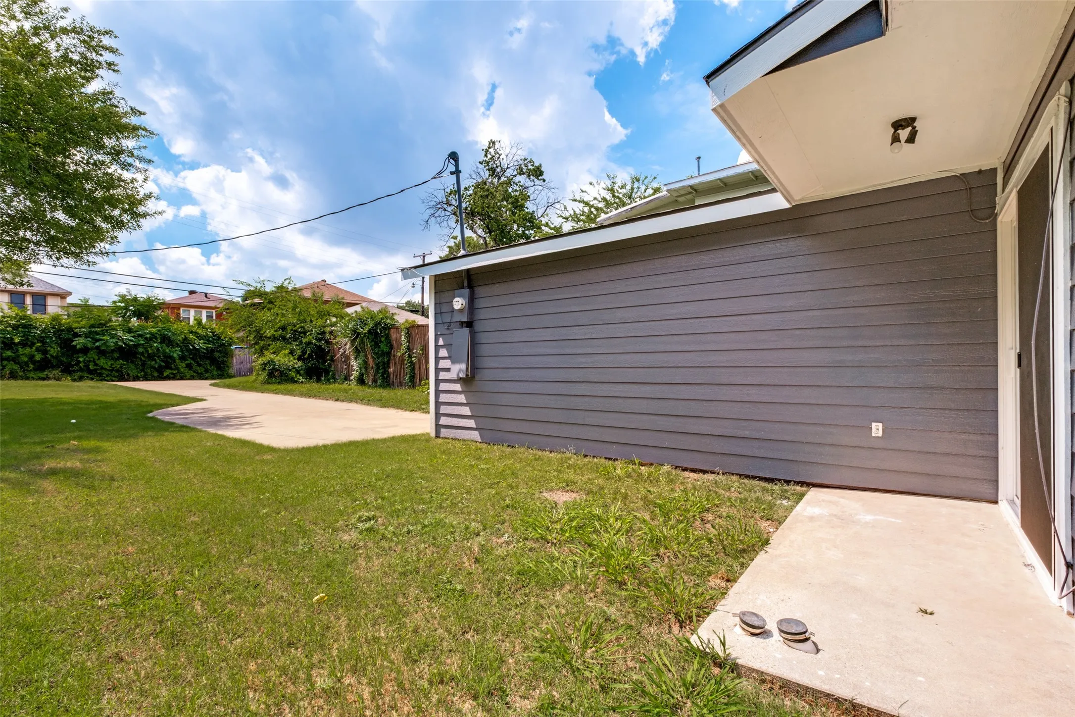 Single Family Residence For Sale in Dallas County , 709 N Madison Avenue, Dallas, Texas 75208, 3 Bedroom, 2 Bathroom, 1 Garage spaces, 1,289 Sqft, built in 1983, mls#21293720, Real Estate Agent in Dallas, Homes For Sale in Dallas county, Homes For Sale in Dallas, Realtor in Dallas Texas, Real Estate Brokerage Independent Realty Texas, Luminita Cordes Realtor