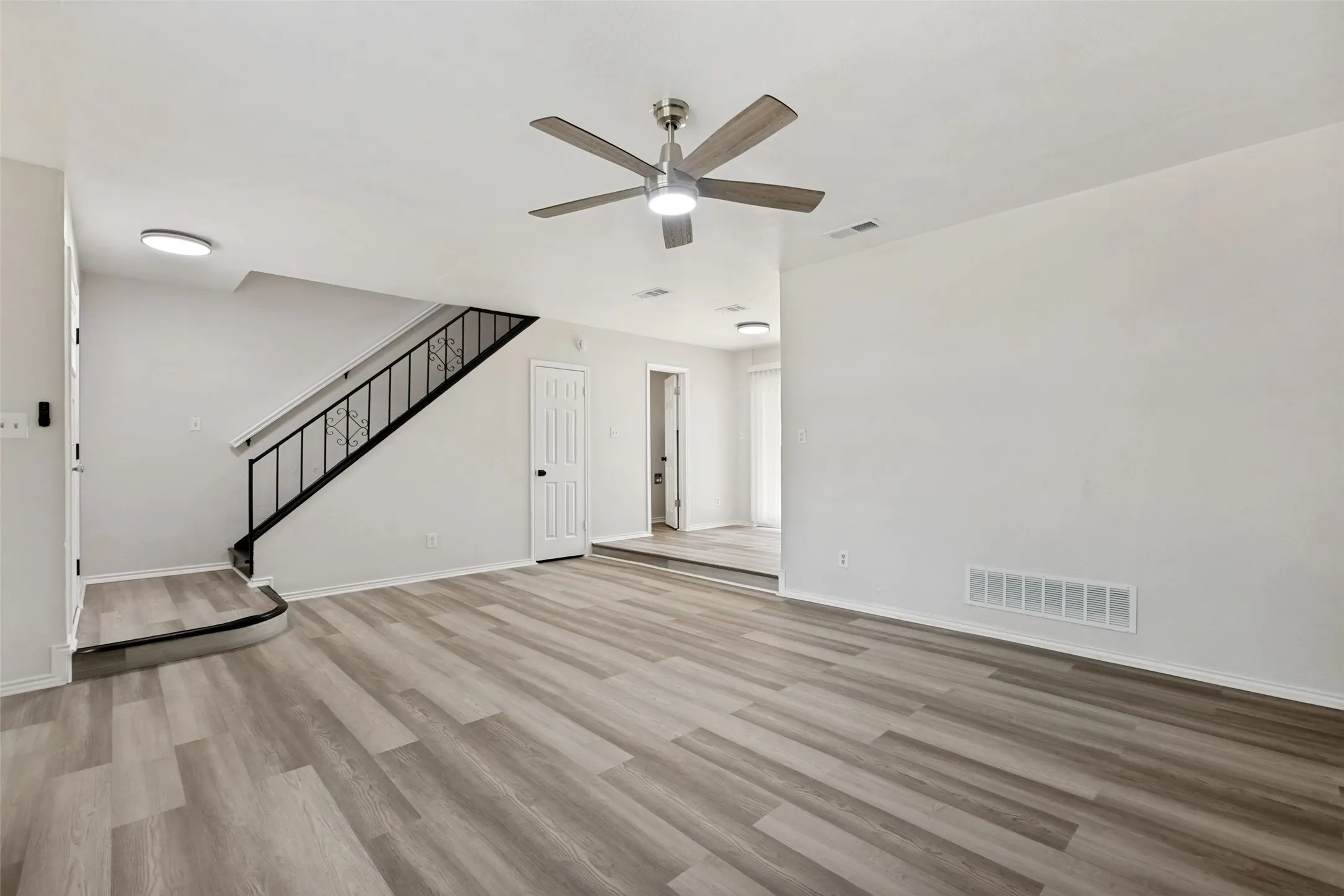 Single Family Residence For Sale in Dallas County , 709 N Madison Avenue, Dallas, Texas 75208, 3 Bedroom, 2 Bathroom, 1 Garage spaces, 1,289 Sqft, built in 1983, mls#21293720, Real Estate Agent in Dallas, Homes For Sale in Dallas county, Homes For Sale in Dallas, Realtor in Dallas Texas, Real Estate Brokerage Independent Realty Texas, Luminita Cordes Realtor