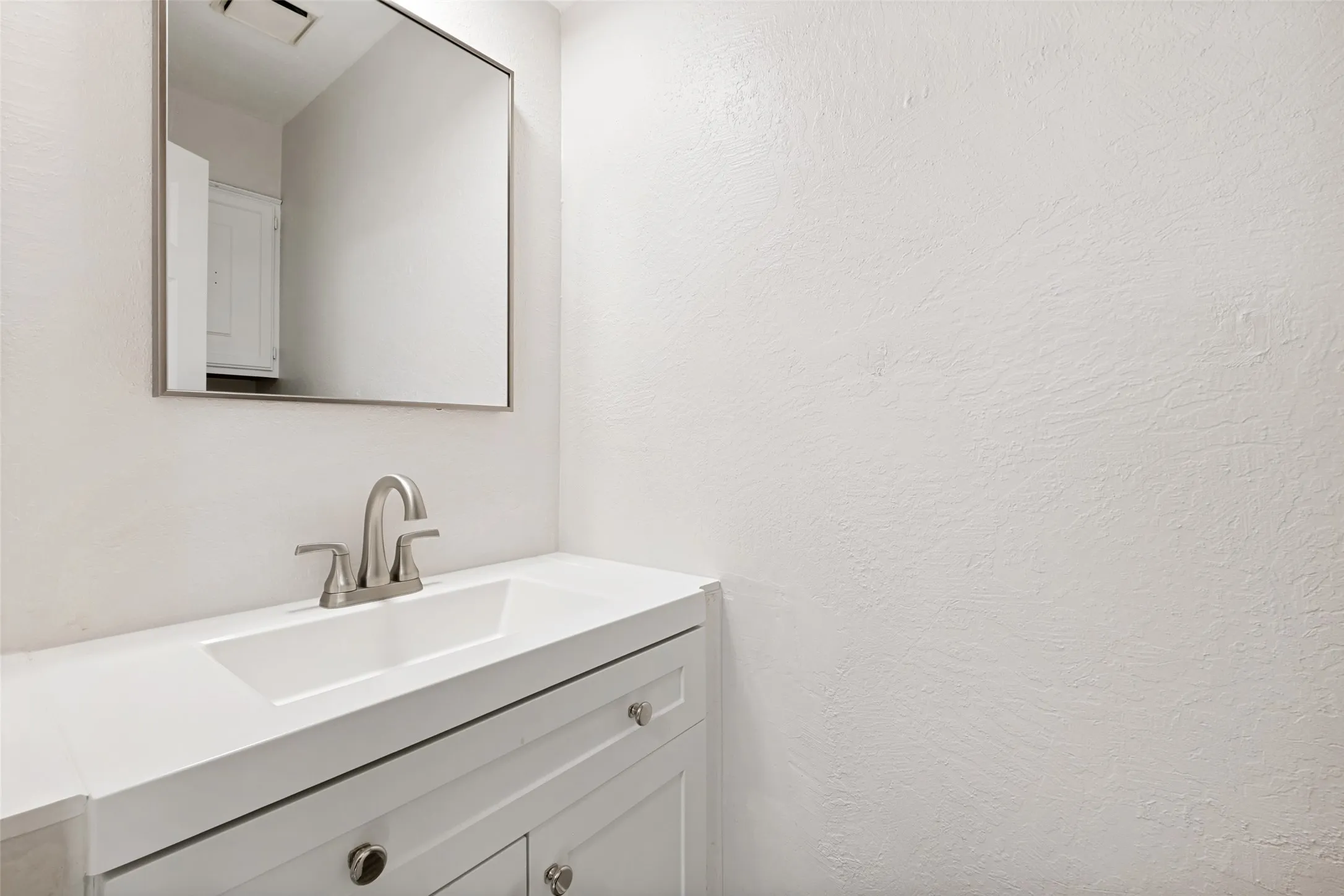 Single Family Residence For Sale in Dallas County , 709 N Madison Avenue, Dallas, Texas 75208, 3 Bedroom, 2 Bathroom, 1 Garage spaces, 1,289 Sqft, built in 1983, mls#21293720, Real Estate Agent in Dallas, Homes For Sale in Dallas county, Homes For Sale in Dallas, Realtor in Dallas Texas, Real Estate Brokerage Independent Realty Texas, Luminita Cordes Realtor