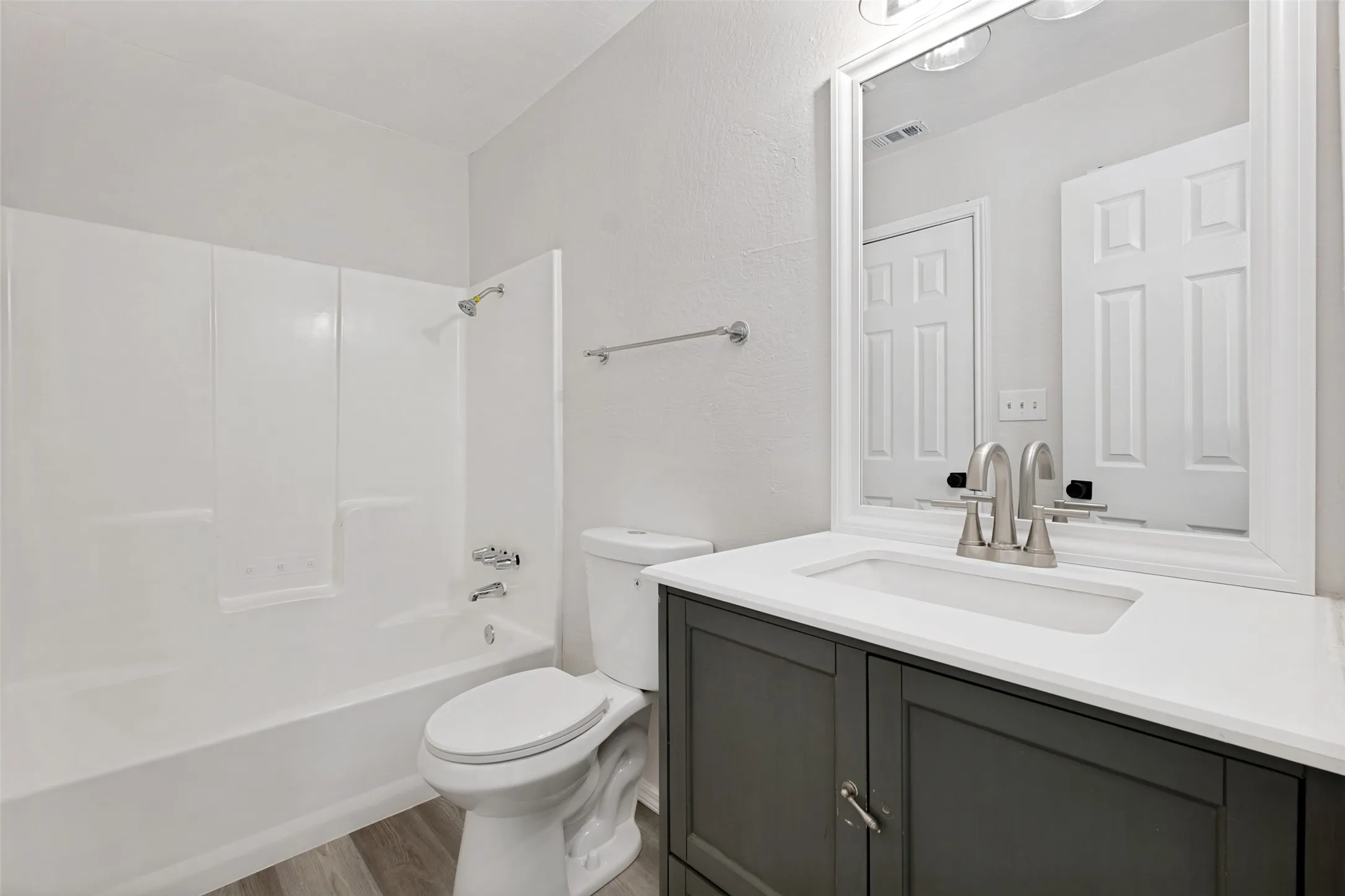 Single Family Residence For Sale in Dallas County , 709 N Madison Avenue, Dallas, Texas 75208, 3 Bedroom, 2 Bathroom, 1 Garage spaces, 1,289 Sqft, built in 1983, mls#21293720, Real Estate Agent in Dallas, Homes For Sale in Dallas county, Homes For Sale in Dallas, Realtor in Dallas Texas, Real Estate Brokerage Independent Realty Texas, Luminita Cordes Realtor