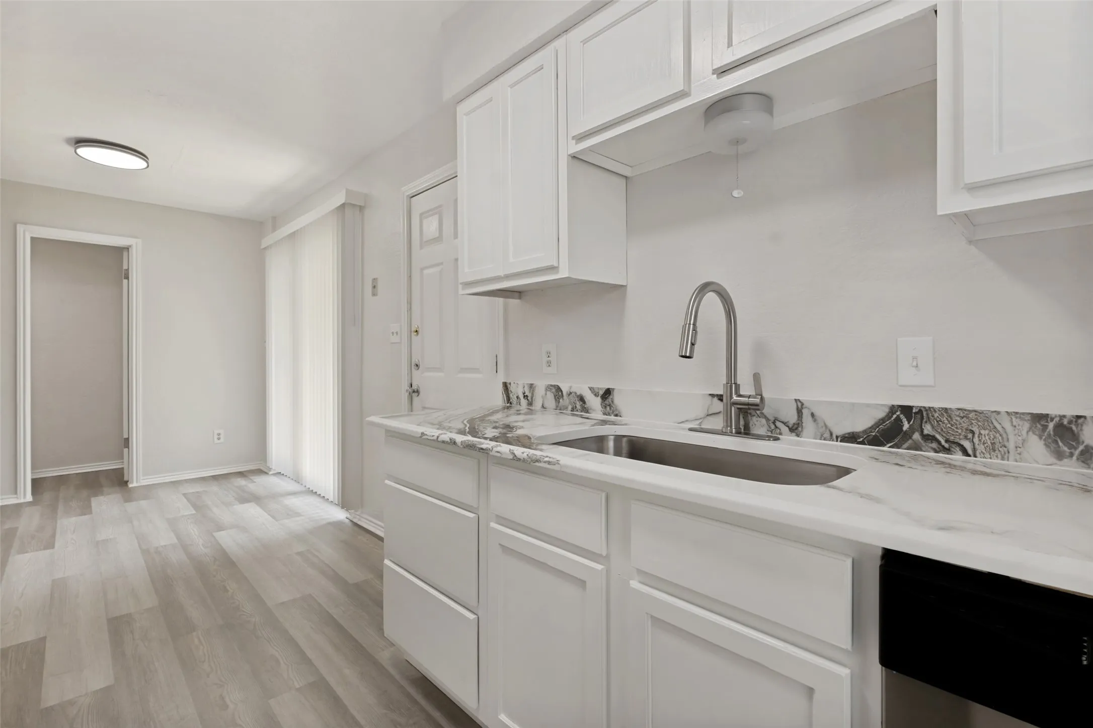Single Family Residence For Sale in Dallas County , 709 N Madison Avenue, Dallas, Texas 75208, 3 Bedroom, 2 Bathroom, 1 Garage spaces, 1,289 Sqft, built in 1983, mls#21293720, Real Estate Agent in Dallas, Homes For Sale in Dallas county, Homes For Sale in Dallas, Realtor in Dallas Texas, Real Estate Brokerage Independent Realty Texas, Luminita Cordes Realtor