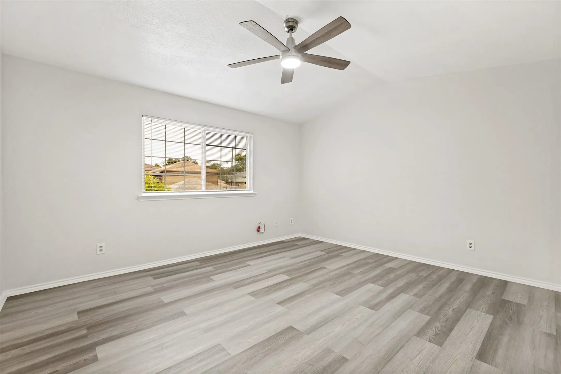 Single Family Residence For Sale in Dallas County , 709 N Madison Avenue, Dallas, Texas 75208, 3 Bedroom, 2 Bathroom, 1 Garage spaces, 1,289 Sqft, built in 1983, mls#21293720, Real Estate Agent in Dallas, Homes For Sale in Dallas county, Homes For Sale in Dallas, Realtor in Dallas Texas, Real Estate Brokerage Independent Realty Texas, Luminita Cordes Realtor