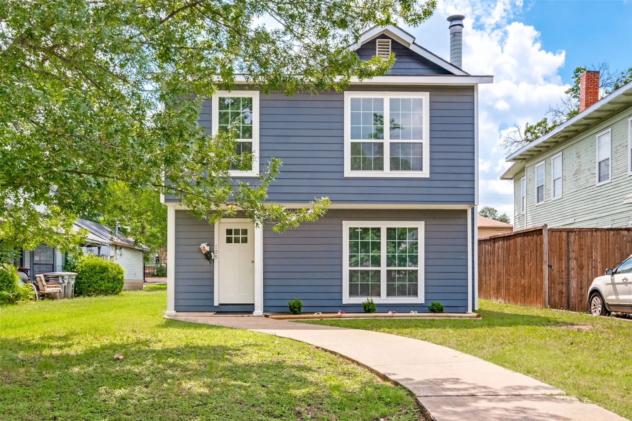 Single Family Residence For Sale in Dallas County , 709 N Madison Avenue, Dallas, Texas 75208, 3 Bedroom, 2 Bathroom, 1 Garage spaces, 1,289 Sqft, built in 1983, mls#21293720, Real Estate Agent in Dallas, Homes For Sale in Dallas county, Homes For Sale in Dallas, Realtor in Dallas Texas, Real Estate Brokerage Independent Realty Texas, Luminita Cordes Realtor