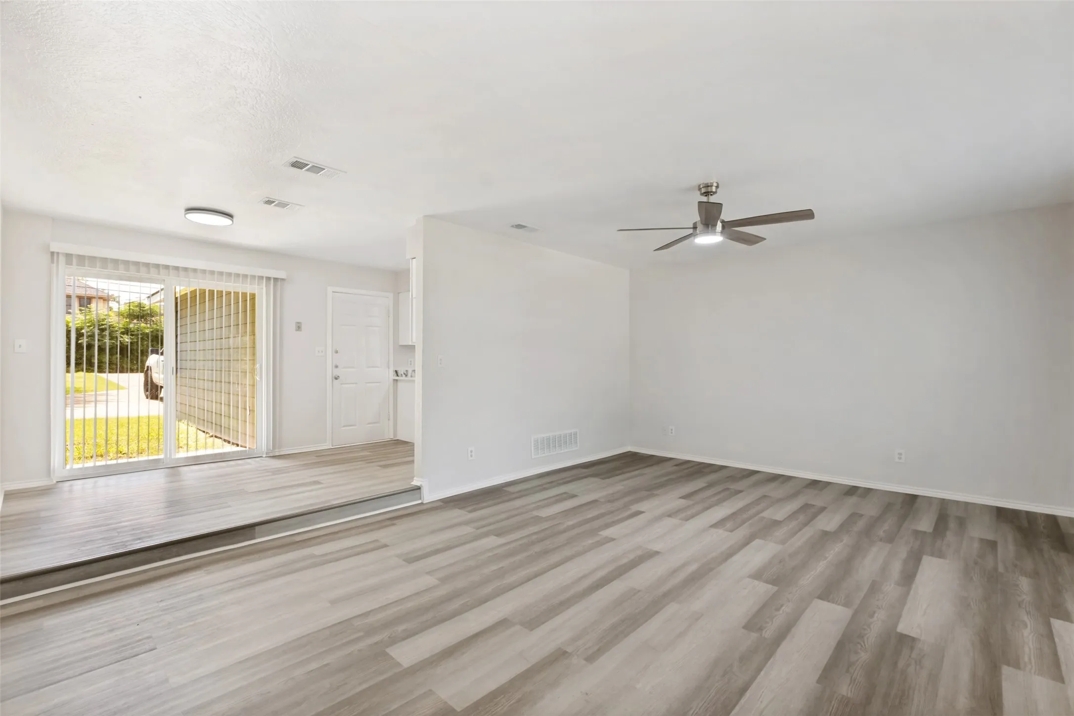 Single Family Residence For Sale in Dallas County , 709 N Madison Avenue, Dallas, Texas 75208, 3 Bedroom, 2 Bathroom, 1 Garage spaces, 1,289 Sqft, built in 1983, mls#21293720, Real Estate Agent in Dallas, Homes For Sale in Dallas county, Homes For Sale in Dallas, Realtor in Dallas Texas, Real Estate Brokerage Independent Realty Texas, Luminita Cordes Realtor