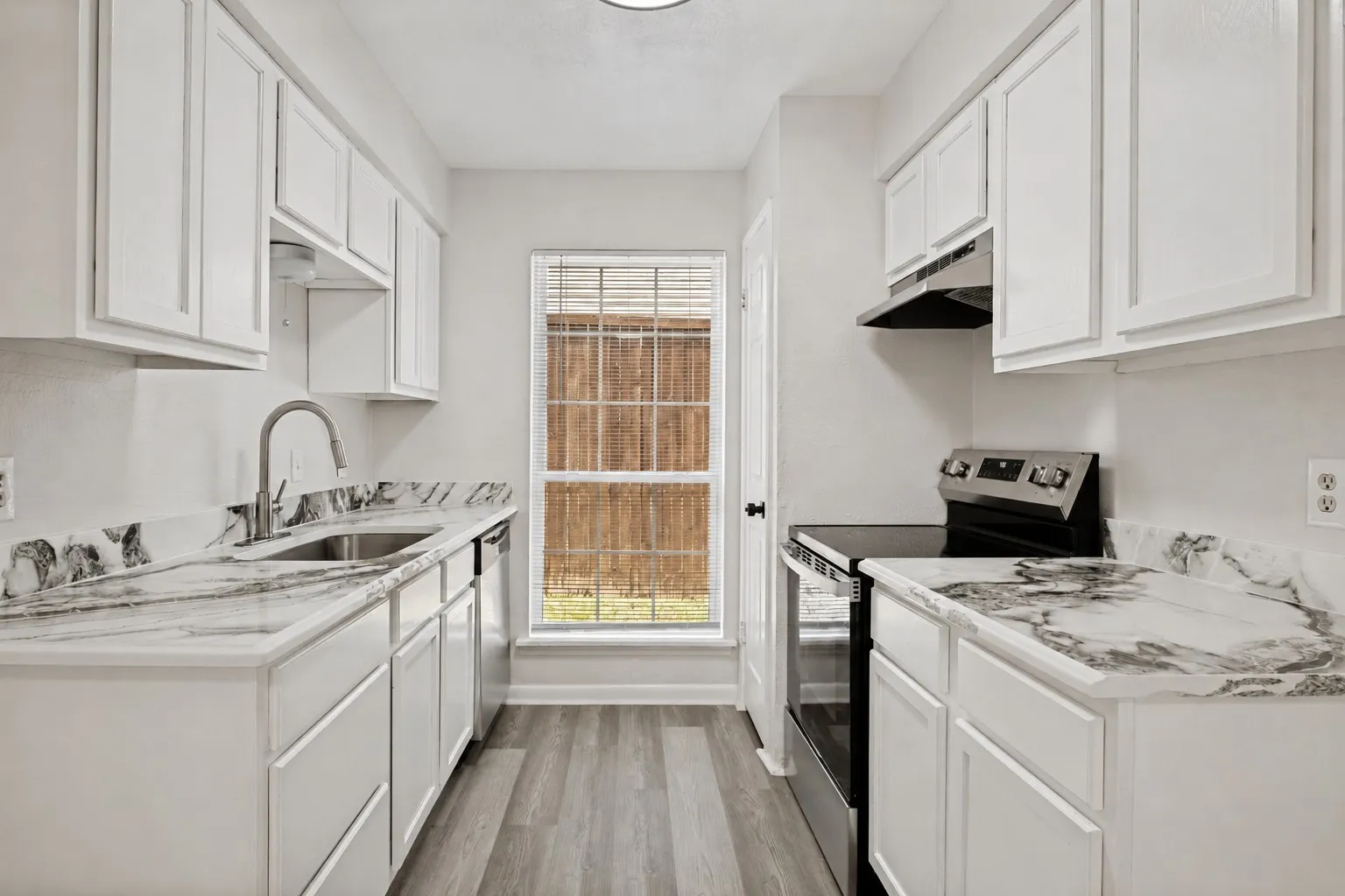 Single Family Residence For Sale in Dallas County , 709 N Madison Avenue, Dallas, Texas 75208, 3 Bedroom, 2 Bathroom, 1 Garage spaces, 1,289 Sqft, built in 1983, mls#21293720, Real Estate Agent in Dallas, Homes For Sale in Dallas county, Homes For Sale in Dallas, Realtor in Dallas Texas, Real Estate Brokerage Independent Realty Texas, Luminita Cordes Realtor