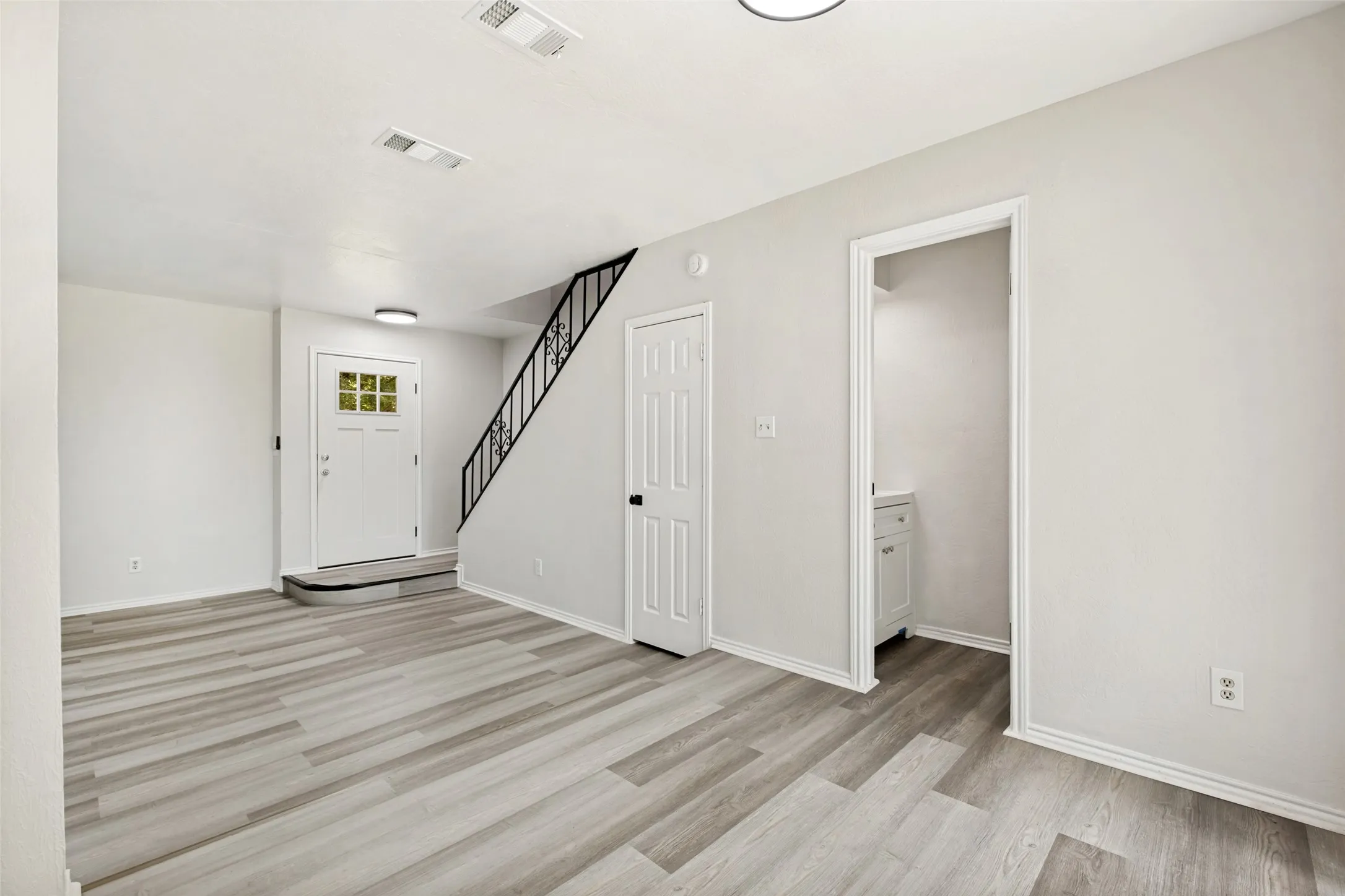 Single Family Residence For Sale in Dallas County , 709 N Madison Avenue, Dallas, Texas 75208, 3 Bedroom, 2 Bathroom, 1 Garage spaces, 1,289 Sqft, built in 1983, mls#21293720, Real Estate Agent in Dallas, Homes For Sale in Dallas county, Homes For Sale in Dallas, Realtor in Dallas Texas, Real Estate Brokerage Independent Realty Texas, Luminita Cordes Realtor
