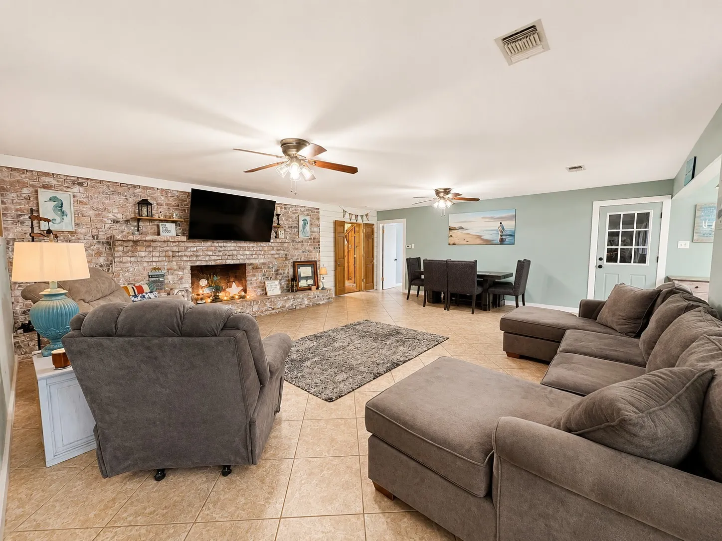 Single Family Residence For Sale in Hopkins County , 321 Merrell Drive, Sulphur Springs, Texas 75482, 5 Bedroom, 3 Bathroom, 2 Garage spaces, 3,395 Sqft, built in 1967, mls#21293384, Real Estate Agent in Sulphur Springs, Homes For Sale in Hopkins county, Homes For Sale in Sulphur Springs, Realtor in Sulphur Springs Texas, Real Estate Brokerage Independent Realty Texas, Luminita Cordes Realtor