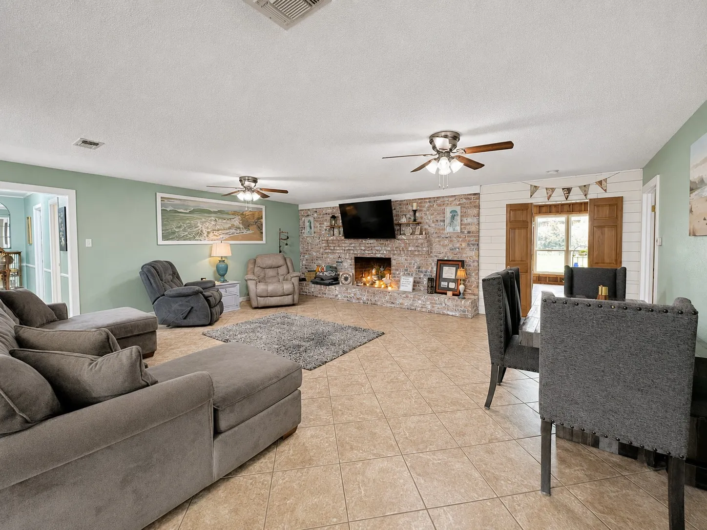 Single Family Residence For Sale in Hopkins County , 321 Merrell Drive, Sulphur Springs, Texas 75482, 5 Bedroom, 3 Bathroom, 2 Garage spaces, 3,395 Sqft, built in 1967, mls#21293384, Real Estate Agent in Sulphur Springs, Homes For Sale in Hopkins county, Homes For Sale in Sulphur Springs, Realtor in Sulphur Springs Texas, Real Estate Brokerage Independent Realty Texas, Luminita Cordes Realtor
