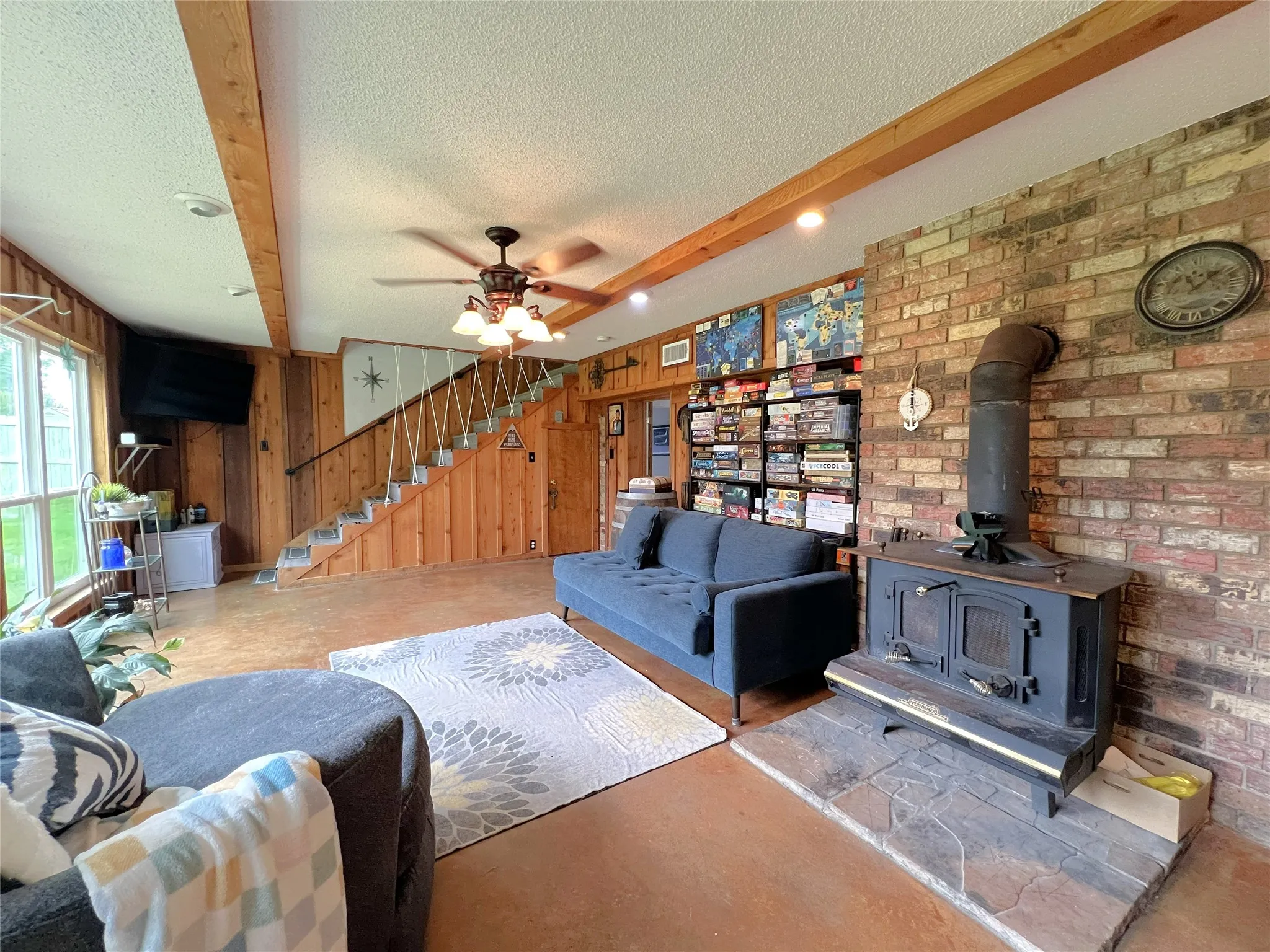 Single Family Residence For Sale in Hopkins County , 321 Merrell Drive, Sulphur Springs, Texas 75482, 5 Bedroom, 3 Bathroom, 2 Garage spaces, 3,395 Sqft, built in 1967, mls#21293384, Real Estate Agent in Sulphur Springs, Homes For Sale in Hopkins county, Homes For Sale in Sulphur Springs, Realtor in Sulphur Springs Texas, Real Estate Brokerage Independent Realty Texas, Luminita Cordes Realtor