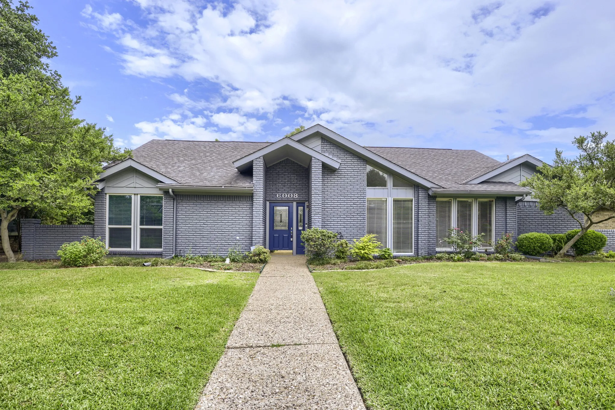 Single Family Residence For Sale in Dallas County , 6008 Spring Flower Trail, Dallas, Texas 75248, 3 Bedroom, 3 Bathroom, 2 Garage spaces, 1,971 Sqft, built in 1977, mls#21168339, Real Estate Agent in Dallas, Homes For Sale in Dallas county, Homes For Sale in Dallas, Realtor in Dallas Texas, Real Estate Brokerage Independent Realty Texas, Luminita Cordes Realtor