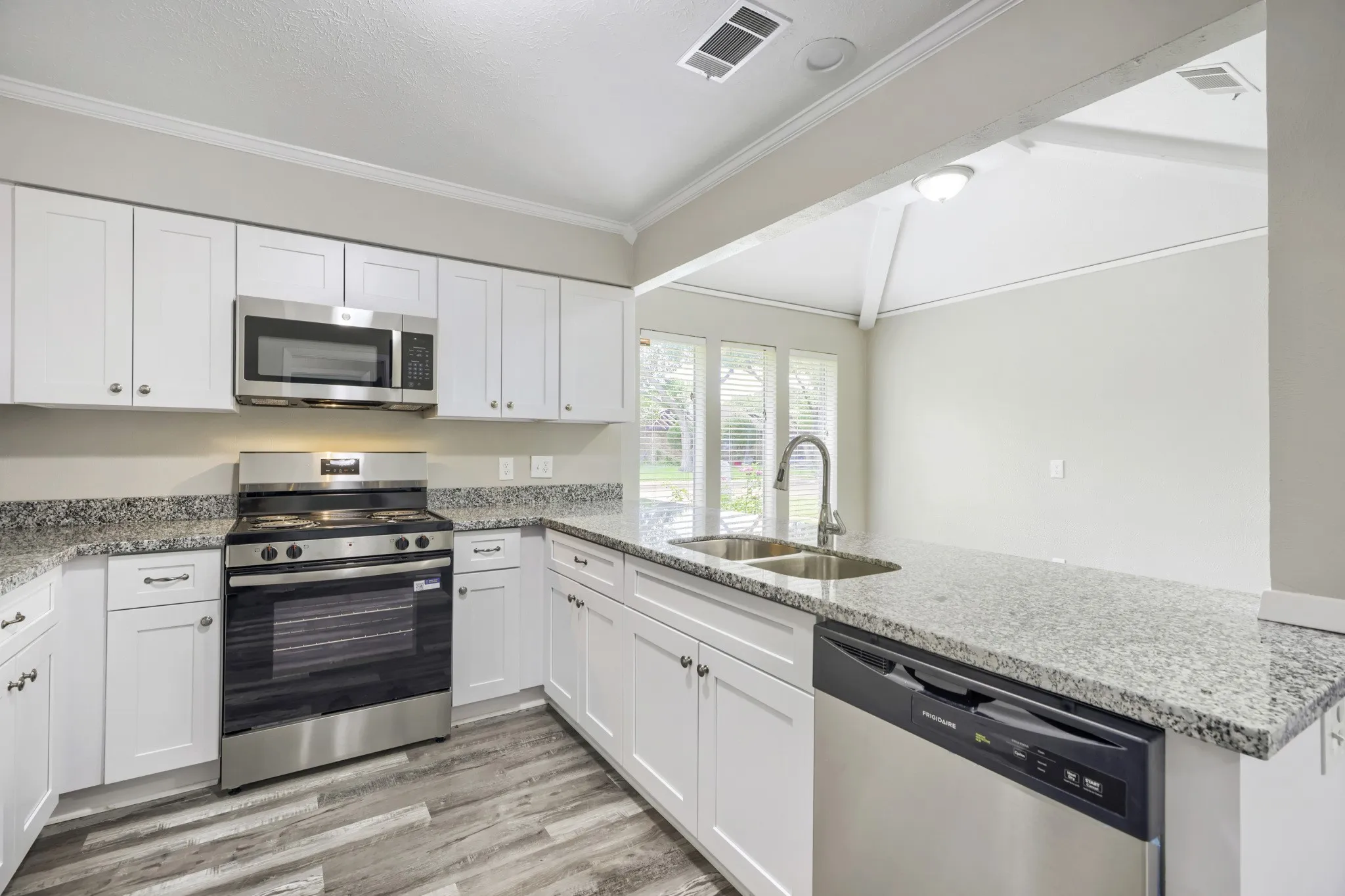 Single Family Residence For Sale in Dallas County , 6008 Spring Flower Trail, Dallas, Texas 75248, 3 Bedroom, 3 Bathroom, 2 Garage spaces, 1,971 Sqft, built in 1977, mls#21168339, Real Estate Agent in Dallas, Homes For Sale in Dallas county, Homes For Sale in Dallas, Realtor in Dallas Texas, Real Estate Brokerage Independent Realty Texas, Luminita Cordes Realtor