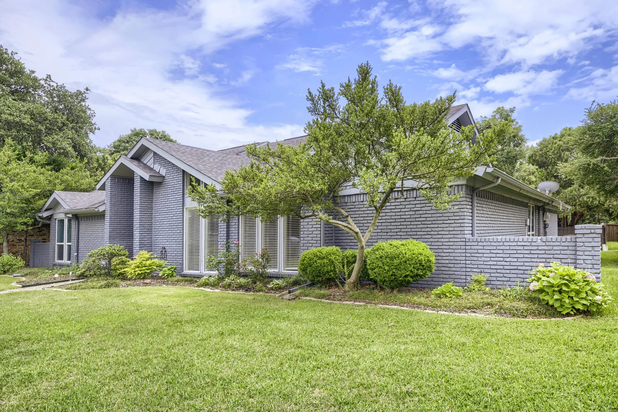 Single Family Residence For Sale in Dallas County , 6008 Spring Flower Trail, Dallas, Texas 75248, 3 Bedroom, 3 Bathroom, 2 Garage spaces, 1,971 Sqft, built in 1977, mls#21168339, Real Estate Agent in Dallas, Homes For Sale in Dallas county, Homes For Sale in Dallas, Realtor in Dallas Texas, Real Estate Brokerage Independent Realty Texas, Luminita Cordes Realtor